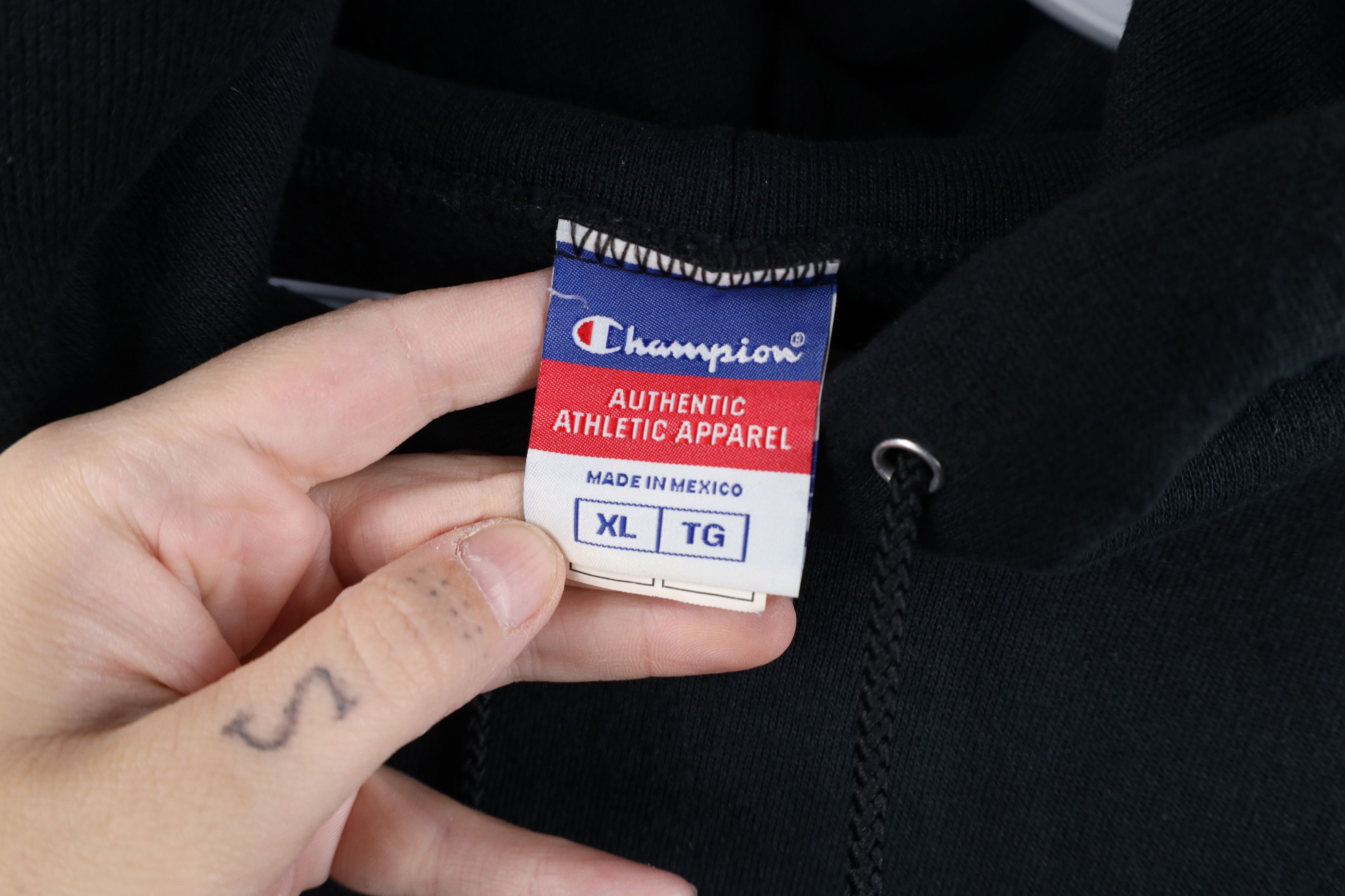 Champion Vintage 90s Champion Faded Spell Out Hoodie Sweatshirt Black Size US XL / EU 56 / 4 - 9 Thumbnail