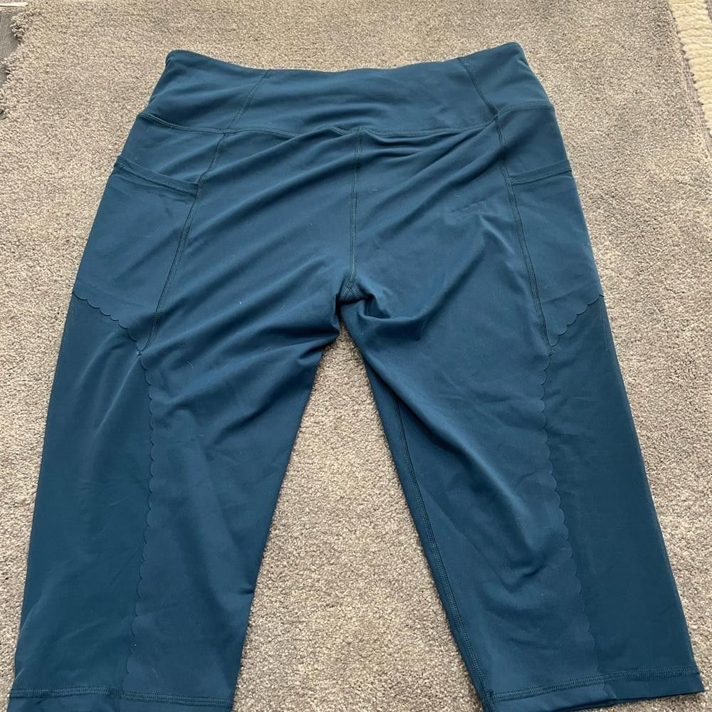 Designer Victoria sport active wear cropped leggings Size 40" / US 18 - 8 Thumbnail