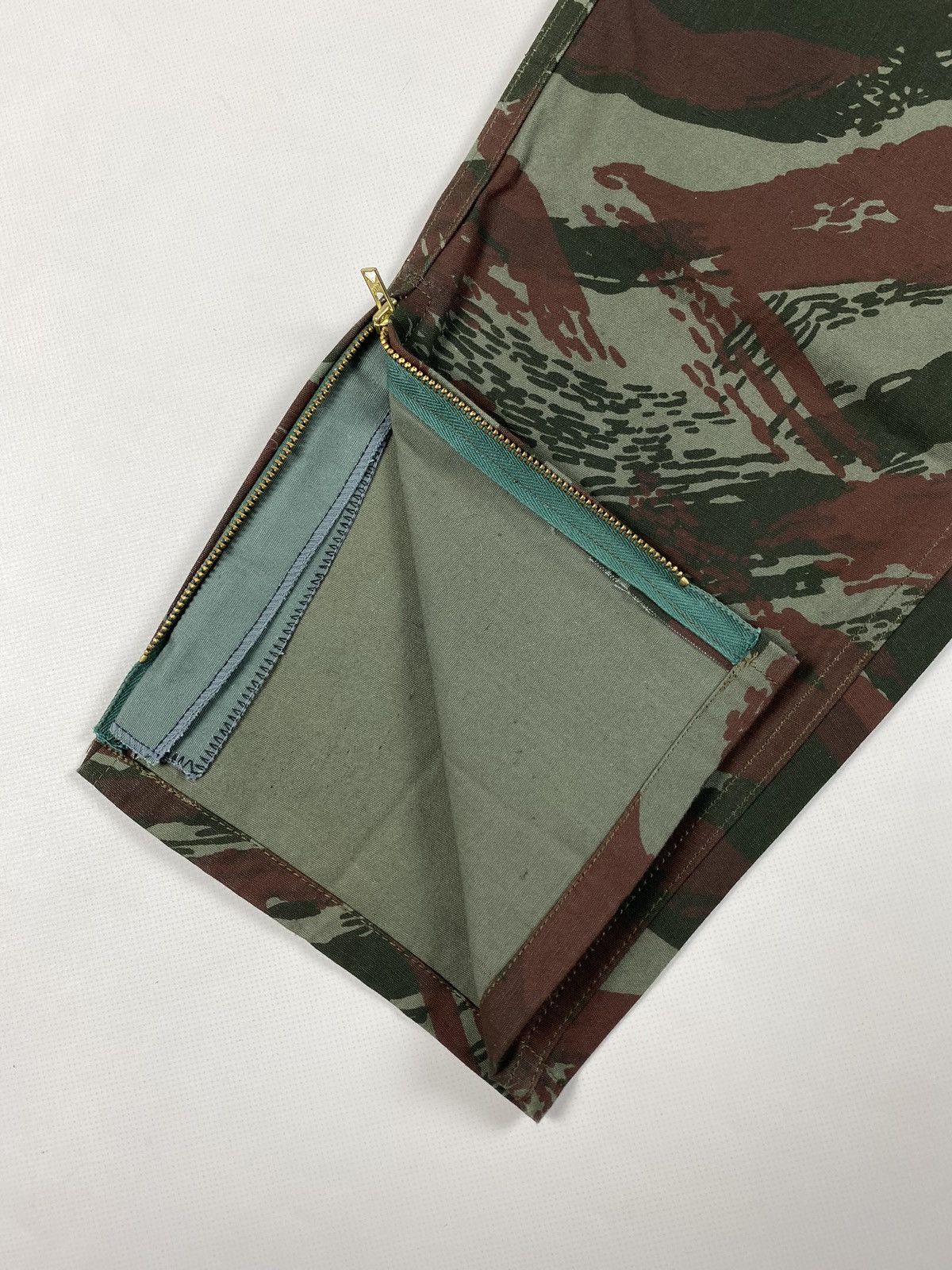 Vintage Vintage men’s Ailee Zipper Camo Hunting Pants Trousers Size US 31 - 12 Thumbnail