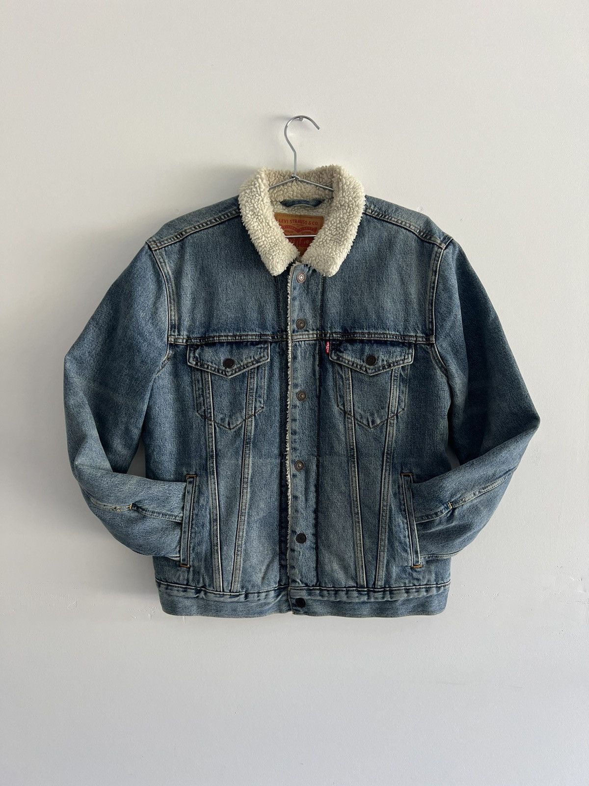 Levi's Levi’s Lightwash Sherpa Trucker Jacket Size M Size US M / EU 48-50 / 2 - 1 Thumbnail