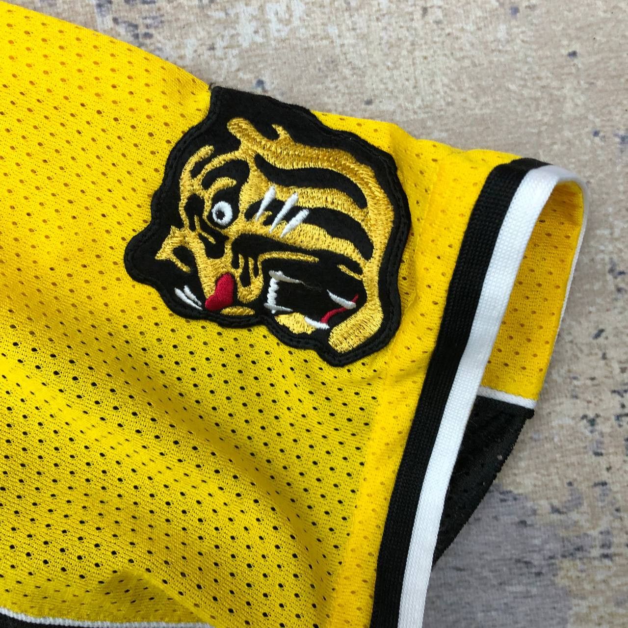 Mizuno T181 HANSHIN TIGERS OFFICIAL FAN CLUB BASEBALL JERSEY Size US L / EU 52-54 / 3 - 3 Thumbnail