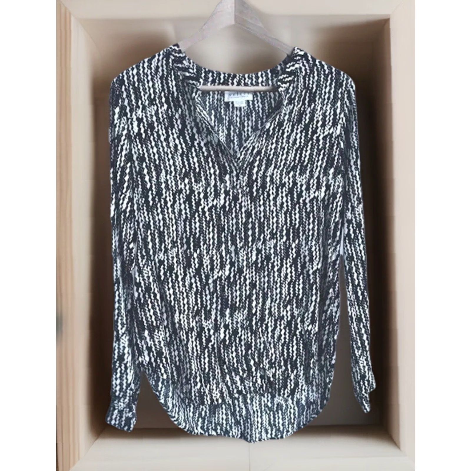 Velvet Velvet by Graham & Spencer Blouse Women’s Small V-Neck Long Sleeve Pullover Black & White Casual, Business Women’s Classic Fit Regular Size S Size S / US 4 / IT 40 - 2 Thumbnail