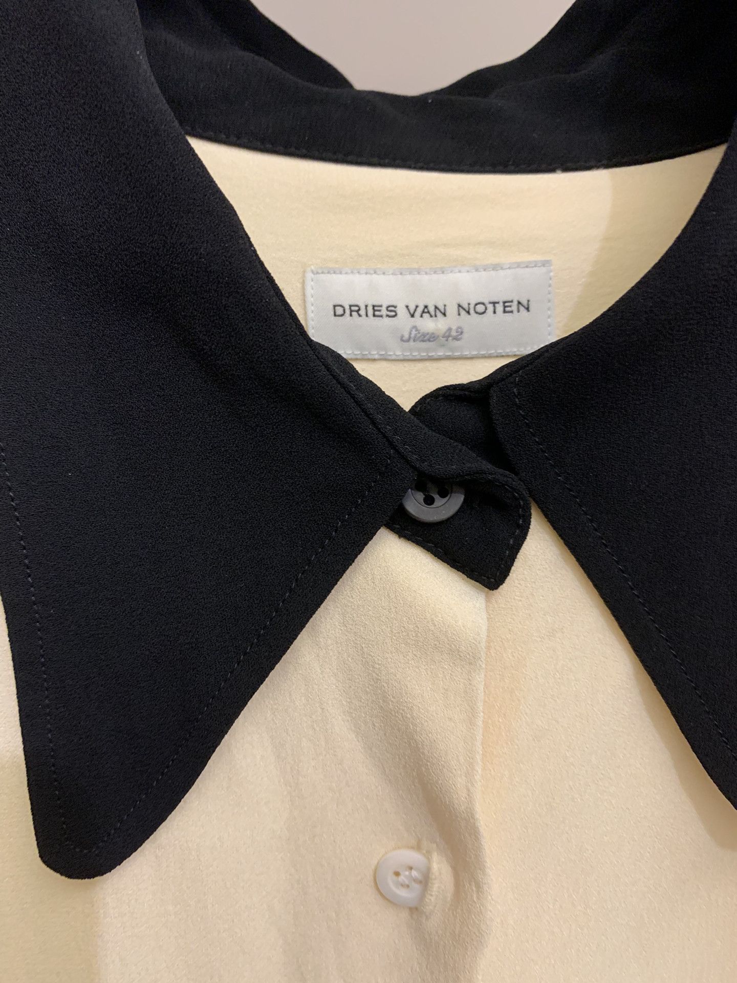 Dries Van Noten Dries van noten White shirt with black collar 2501-Nextarro Size US XS / EU 42 / 0 - 5 Thumbnail