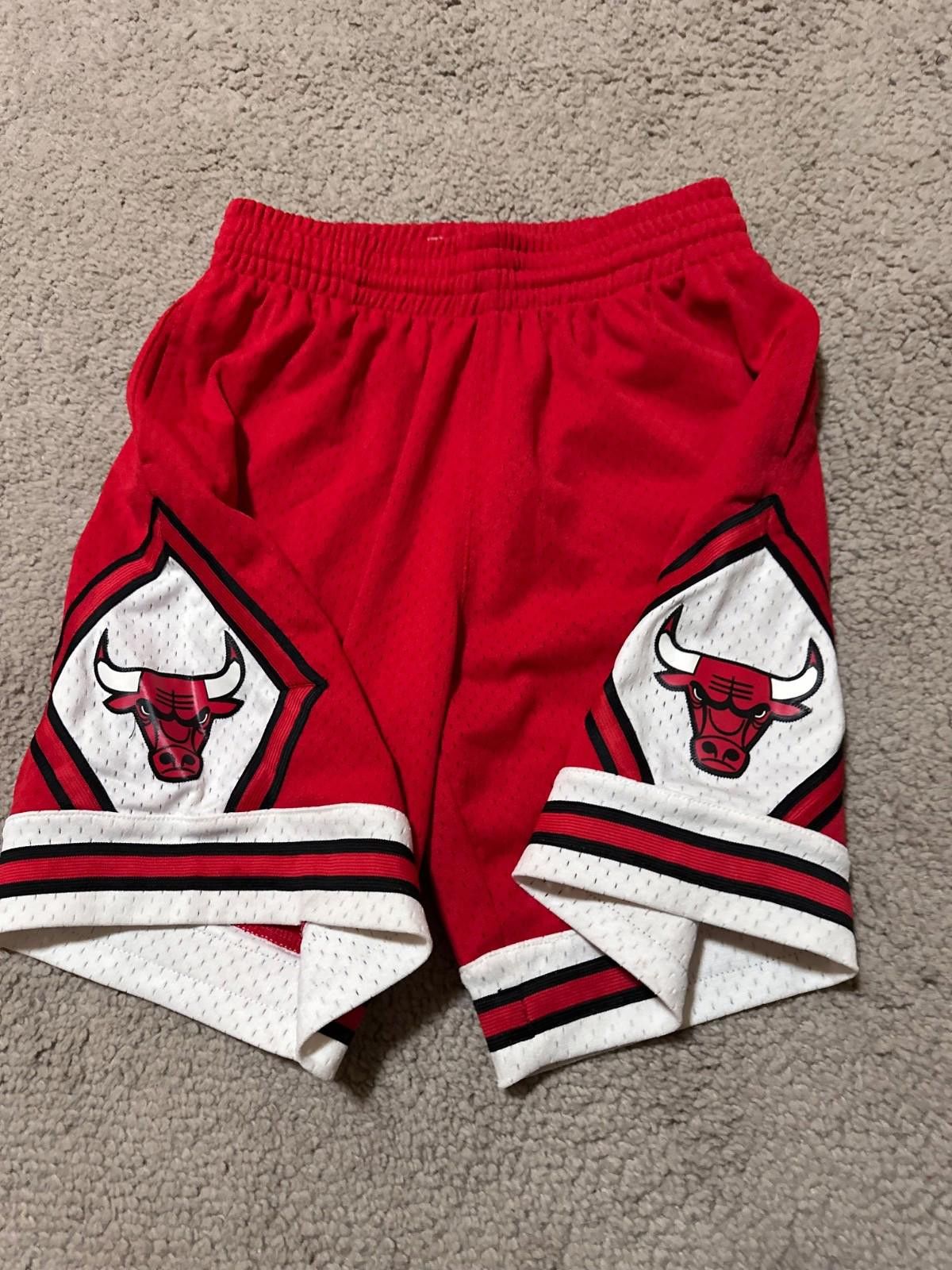 Mitchell & Ness NBA CHICAGO BULLS 1997/1998 BASKETBALL HOME SHORTS SIZE S Size US 30 / EU 46 - 4 Thumbnail