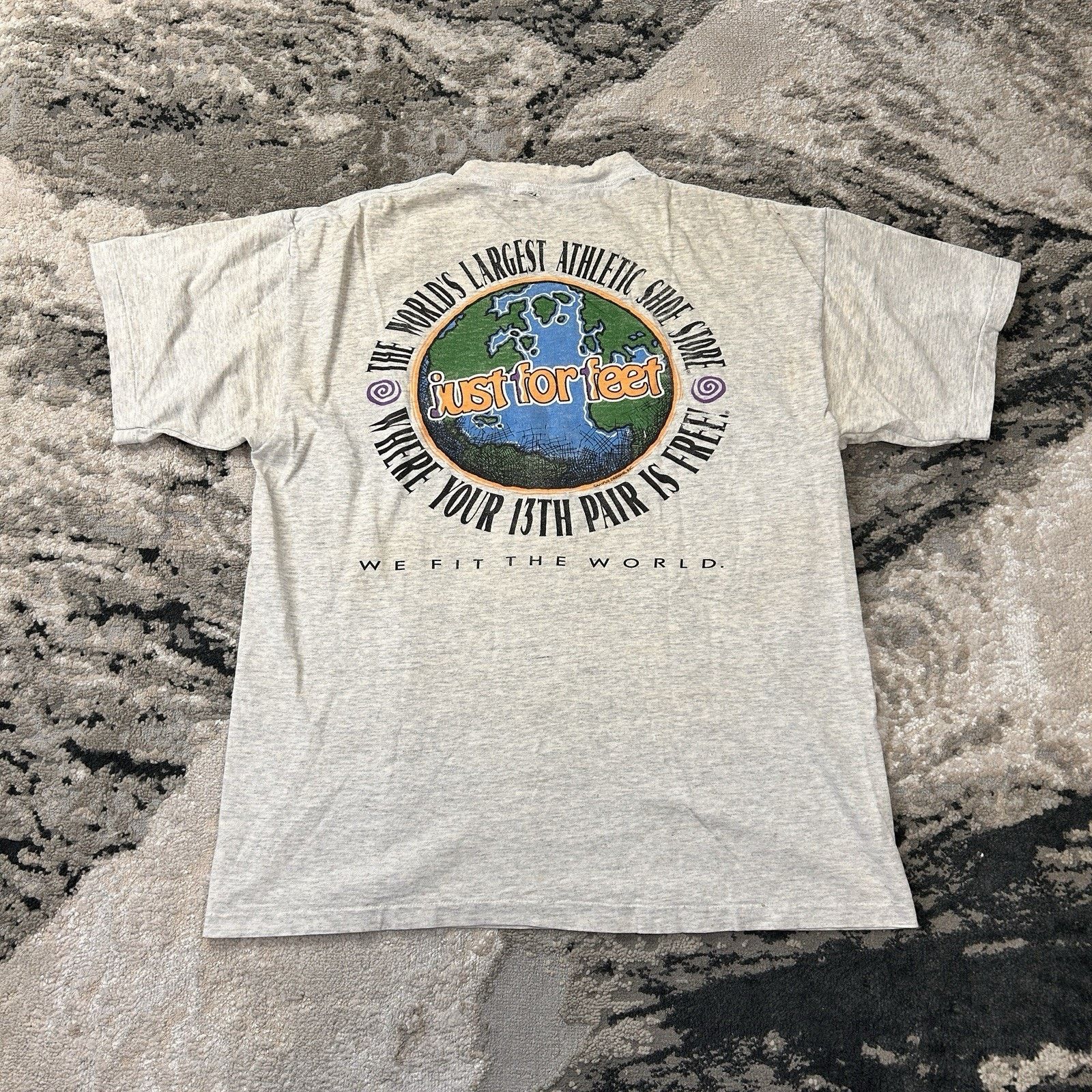 Gildan Vintage 90s Just For Feet We Fit The World Graphic T-Shirt Size US L / EU 52-54 / 3 - 1 Thumbnail