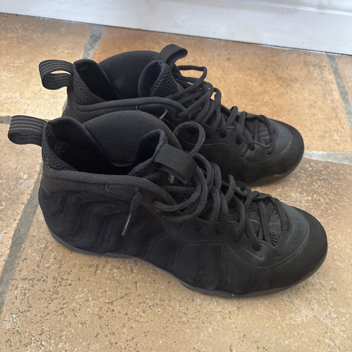 Straye Logan Puff - Black Suede