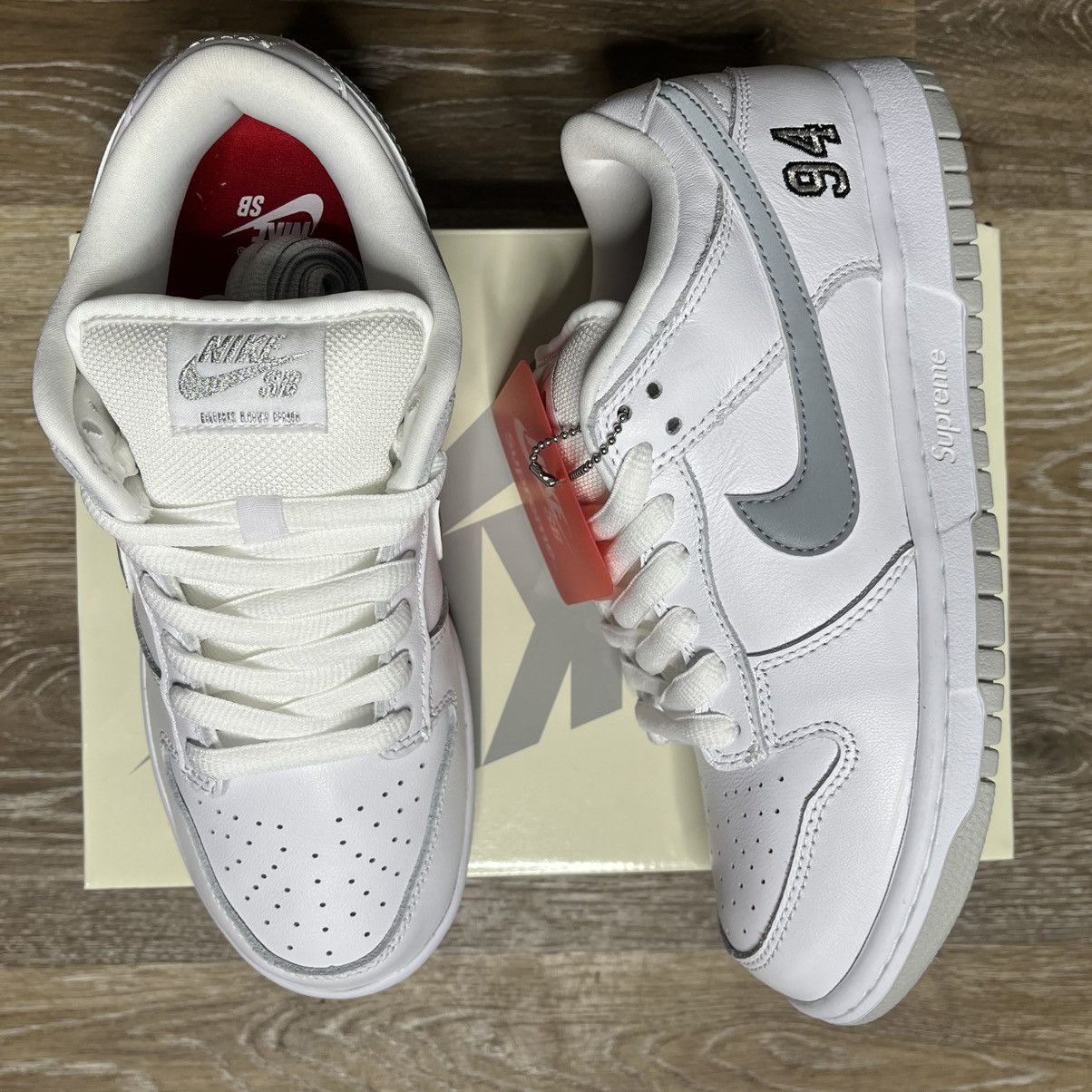 Nike × Supreme 2025 supreme nike sb dunk low Size US 6.5 / EU 39-40 - 2 Thumbnail