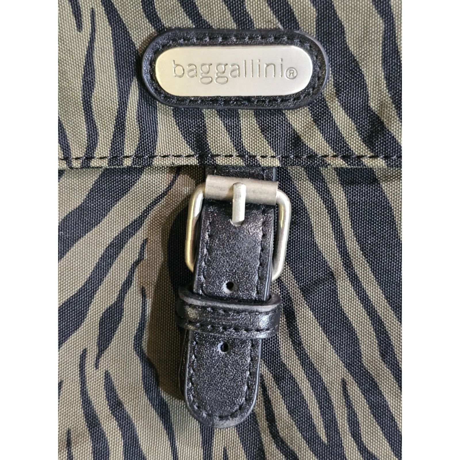 Vintage baggallini Crossbody Bag Adults Medium Green Black Zebra Nylon Messenger Travel Zip-Around Size ONE SIZE - 4 Thumbnail