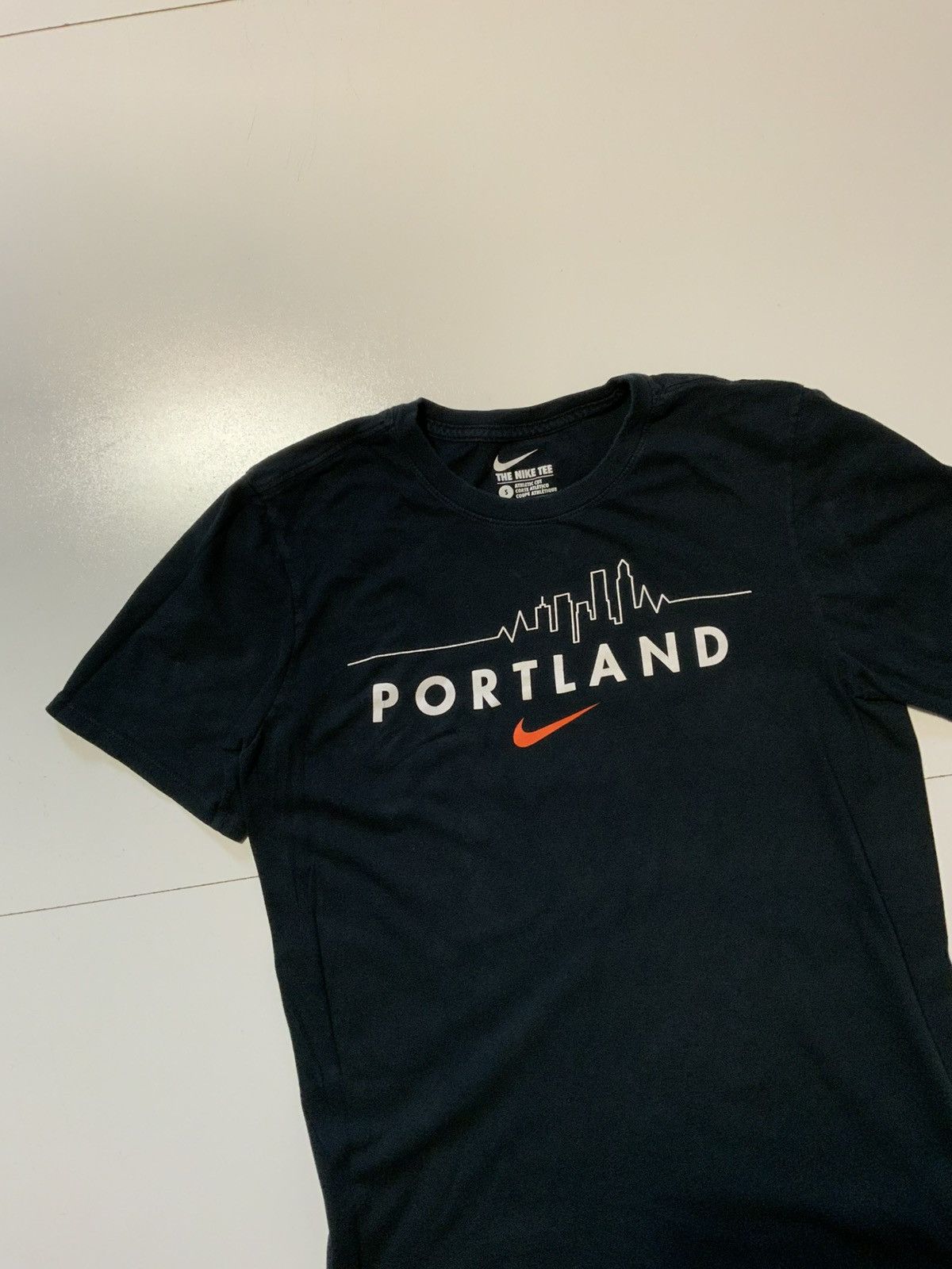 Nike Nike Portland City Skyline Swoosh Black Graphic S/S T-Shirt Size US S / EU 44-46 / 1 - 3 Thumbnail