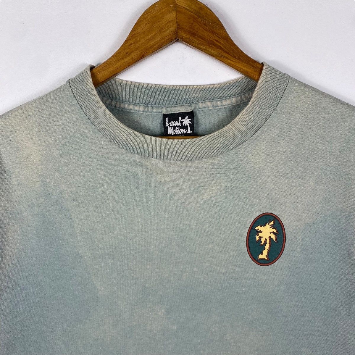 Vintage Vintage 90's LOCAL MOTION Hawaii Graphic Faded Tee Shirt Size US L / EU 52-54 / 3 - 6 Thumbnail