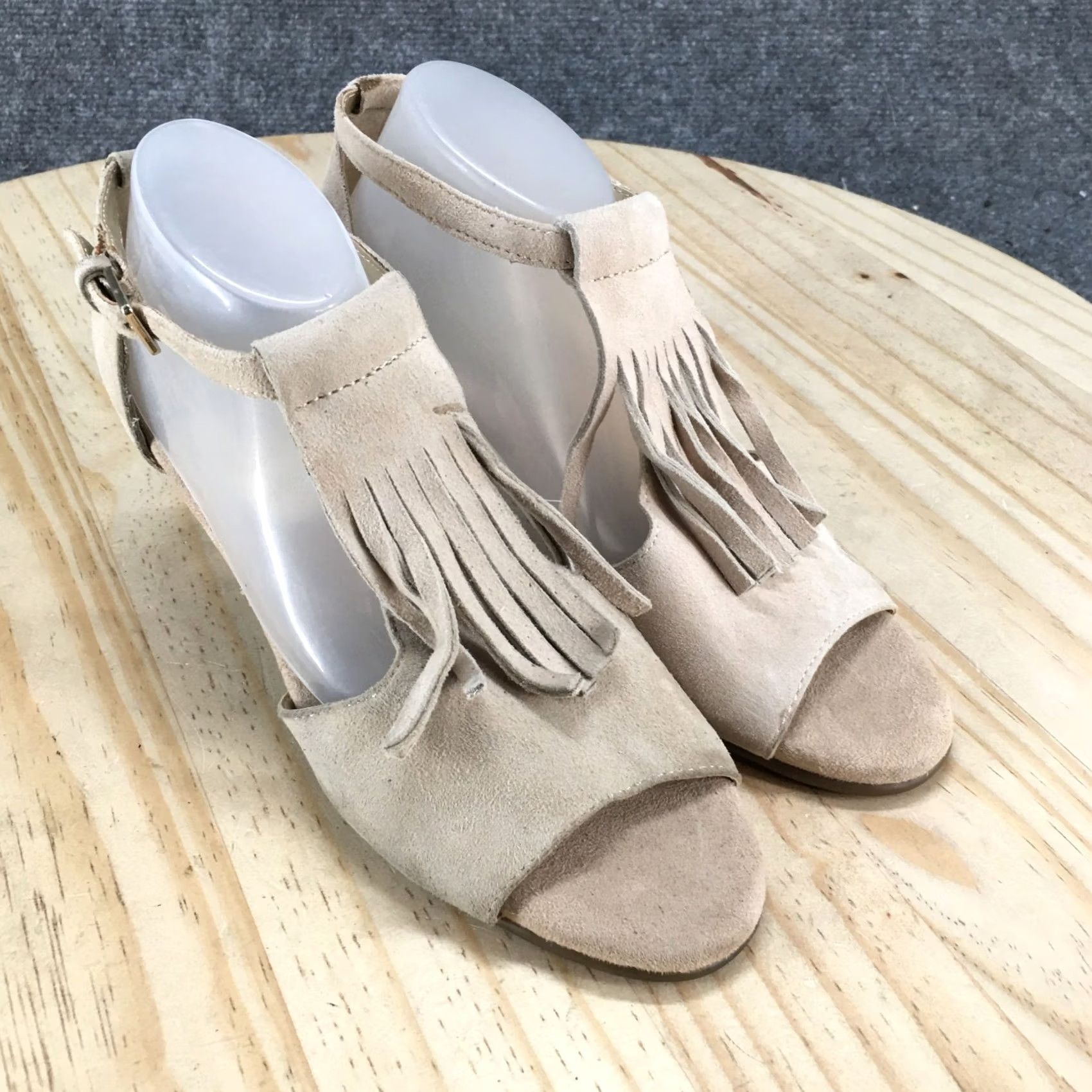 Vintage Aerosoles Sandal Women 6M Beige Wingback Fringe Peep Toe Ankle Strap Suede Size US 6 / IT 36 - 3 Thumbnail