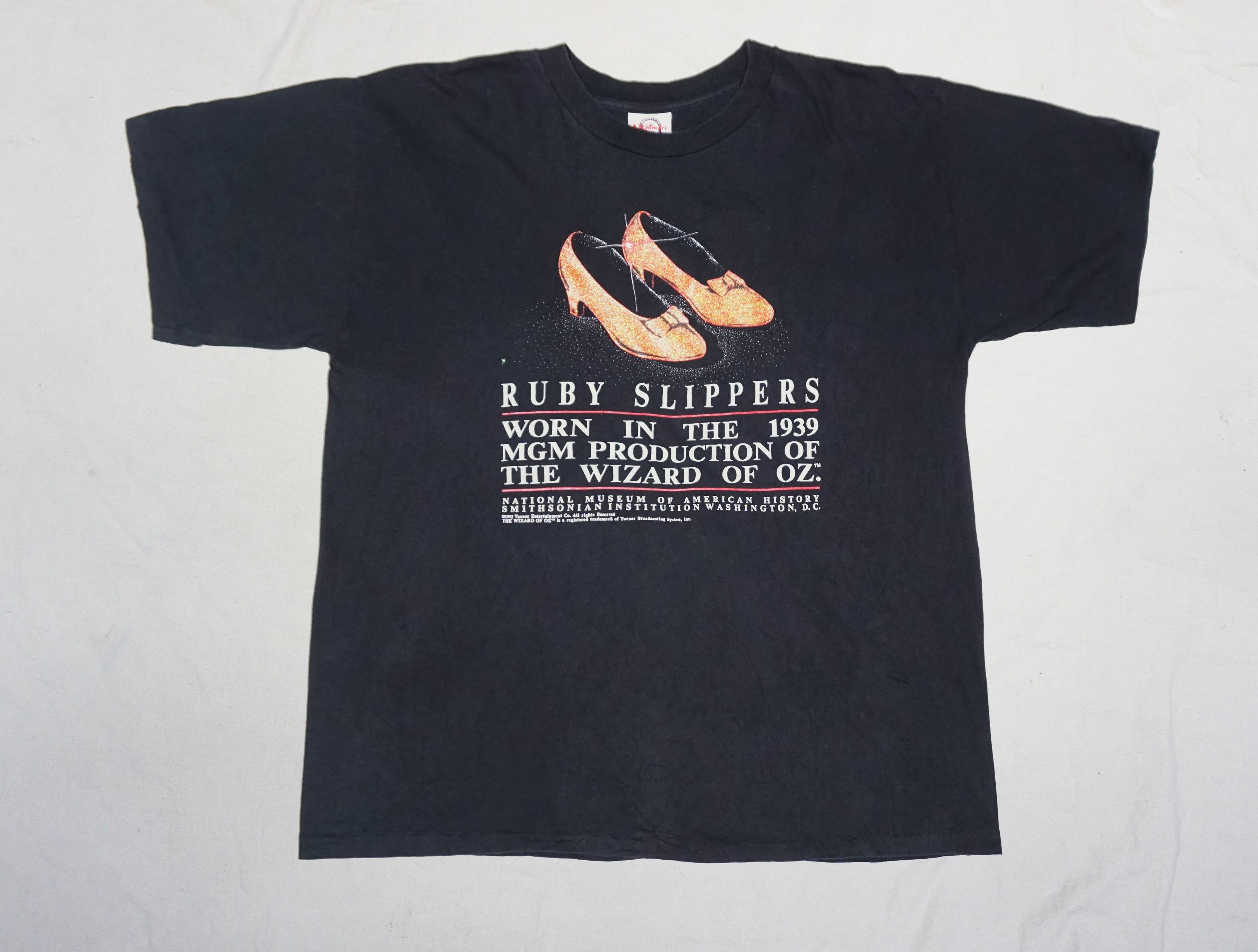 Mostly Heard Rarely Seen × Vintage 90's The wizard of Oz Ruby Slippers T-shirt Size US XL / EU 56 / 4 - 1 Thumbnail