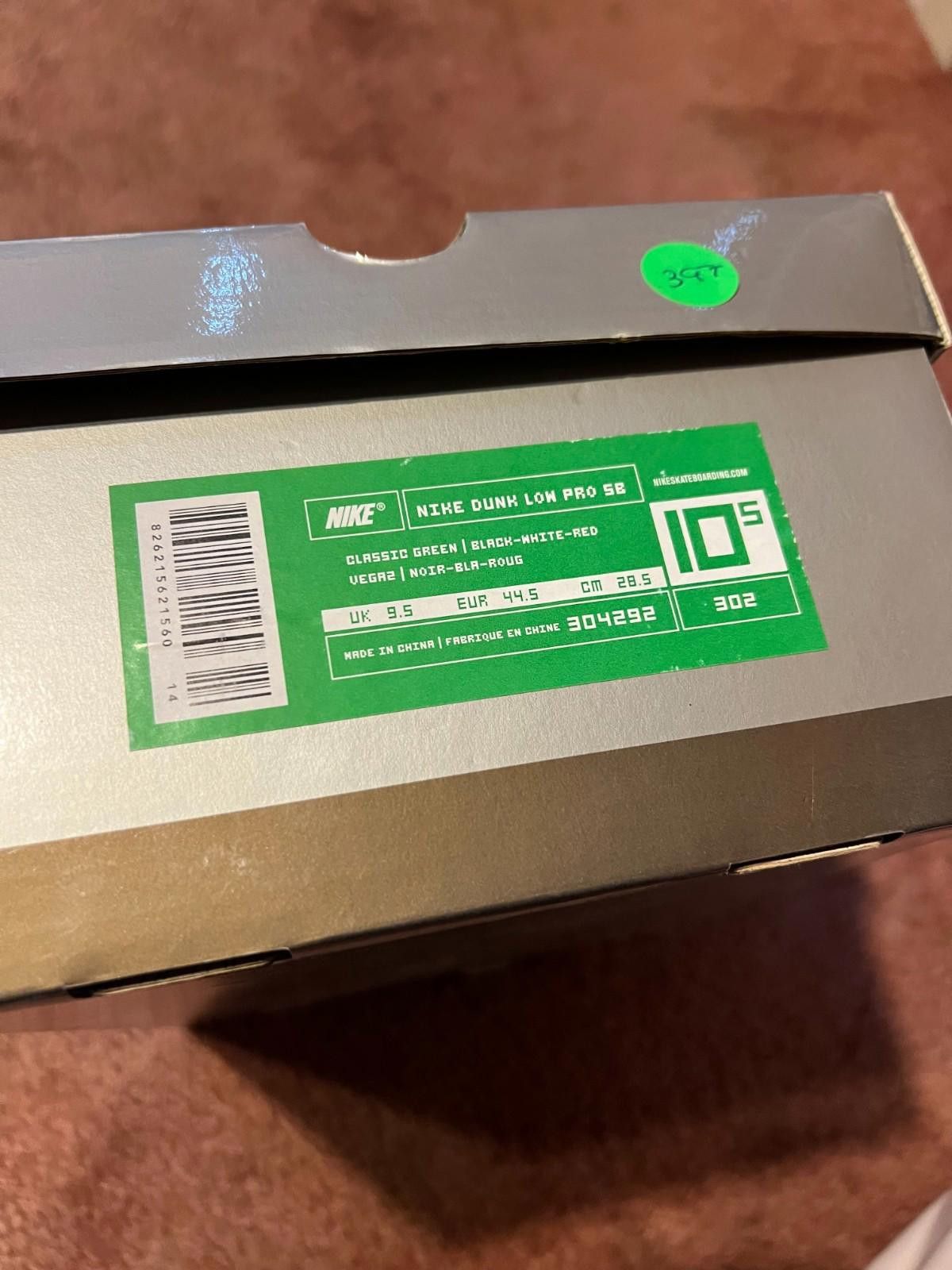 Nike 2003 Nike SB Dunk Low Pro Heineken 304292-302 US10.5 Size US 9.5 / EU 42-43 - 2 Thumbnail