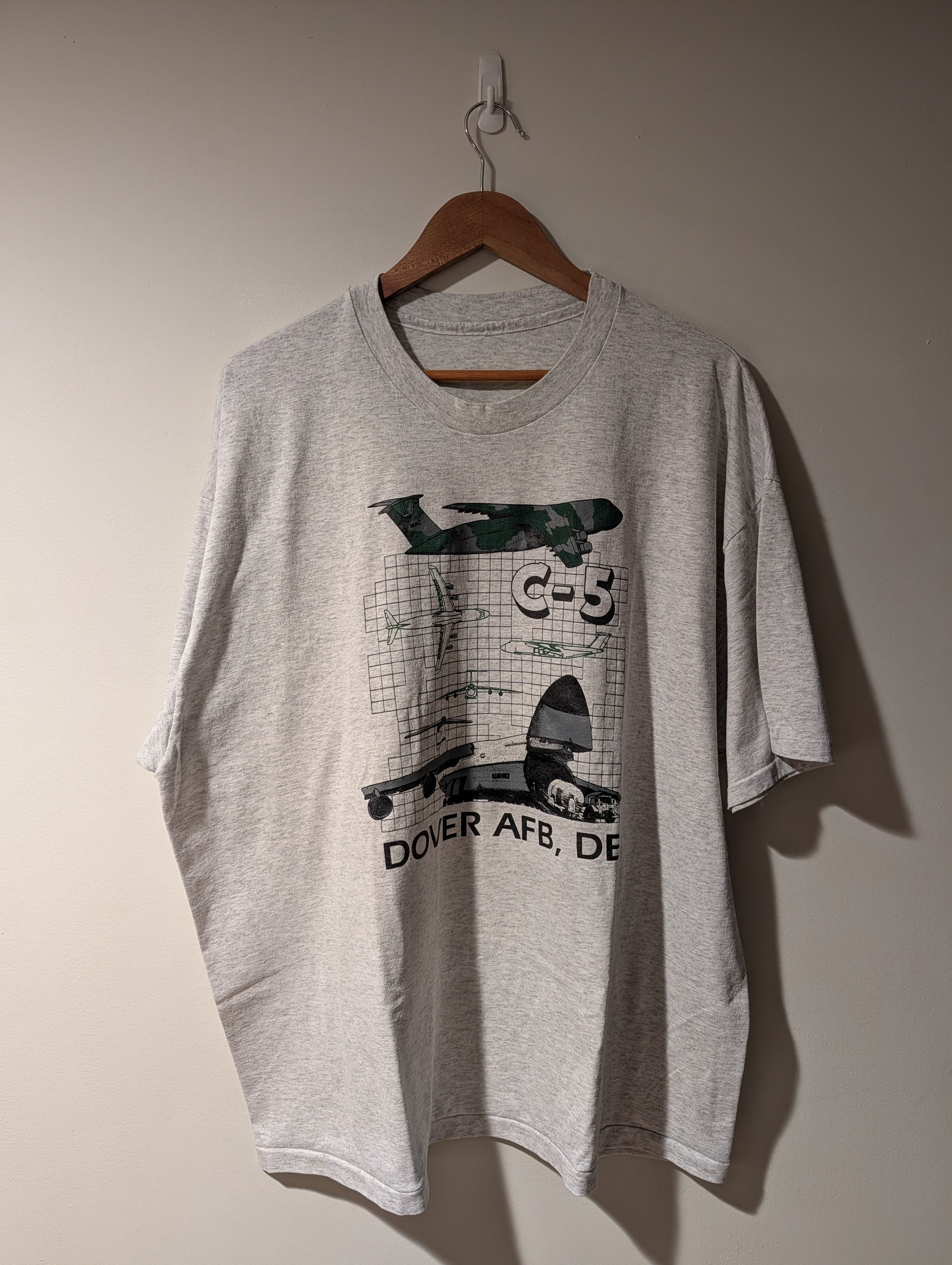Vintage Vintage 90s C-5 Dover AFB Military Aircraft Airforce T-Shirt Size US XXL / EU 58 / 5 - 1 Thumbnail