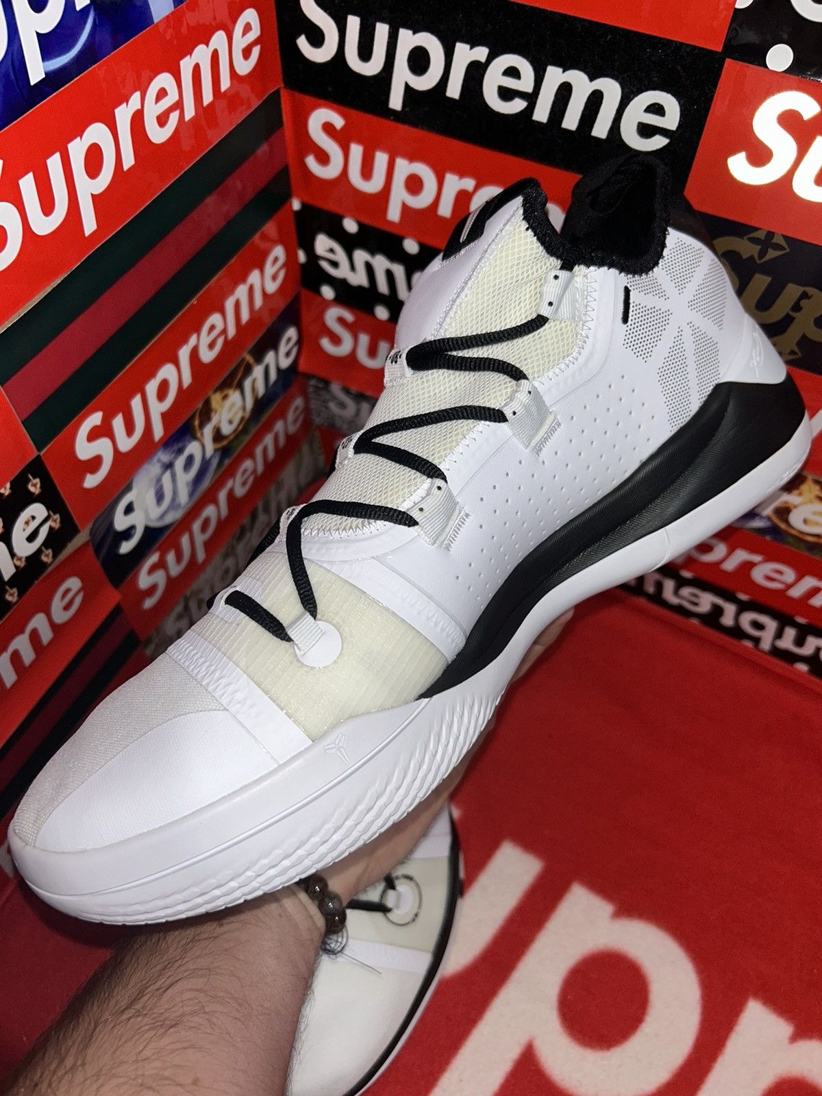 Nike Nike Kobe A.D. Exodus TB White Black AT3874-101 13.5 NEW Size US 13 / EU 46 - 11 Thumbnail