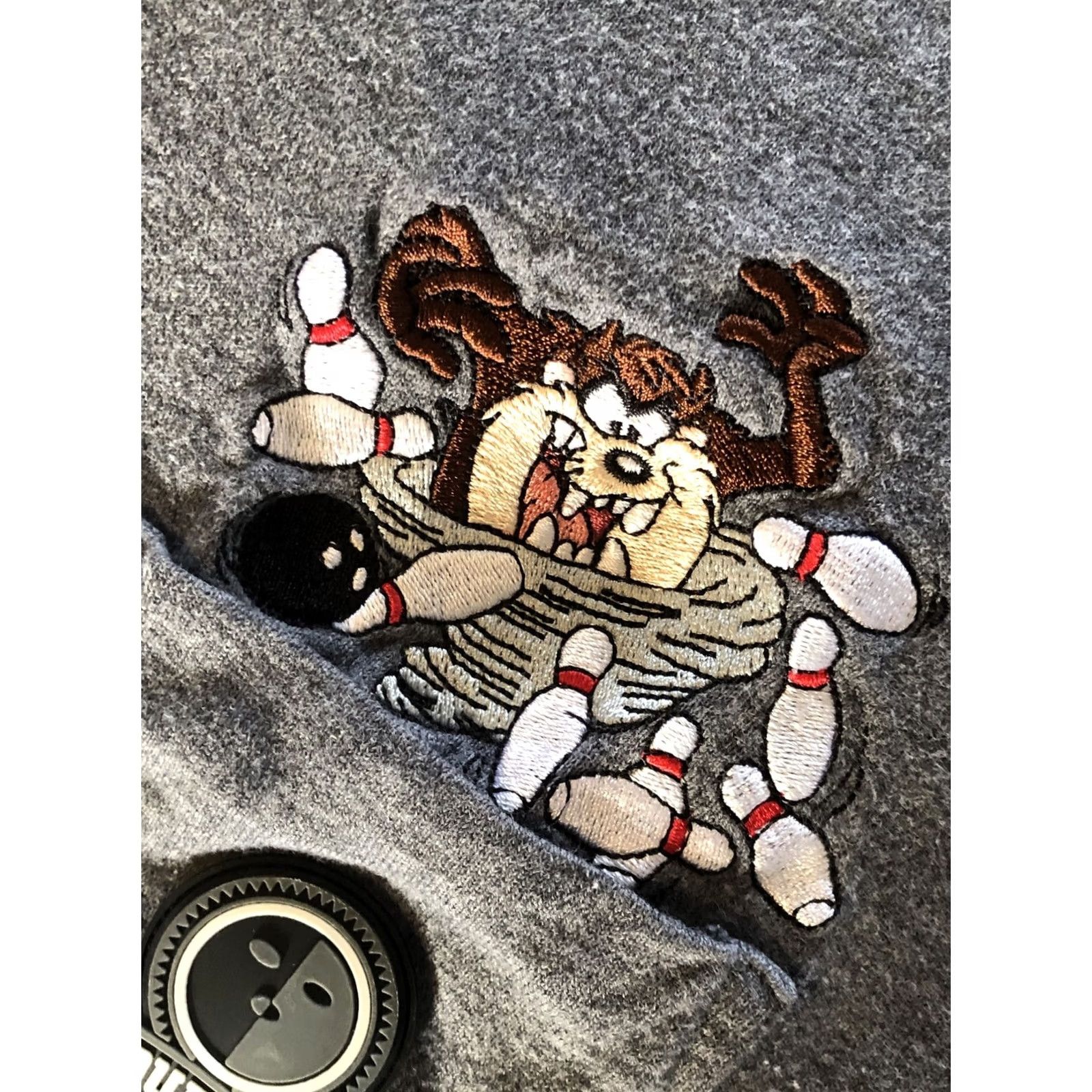 Vintage VINTAGE Warner Bros. T-Shirt Adult XL Gray Embroidered Pocket Bowling Taz Up Your Alley LOONEY TUNES 90s Size US XL / EU 56 / 4 - 4 Thumbnail