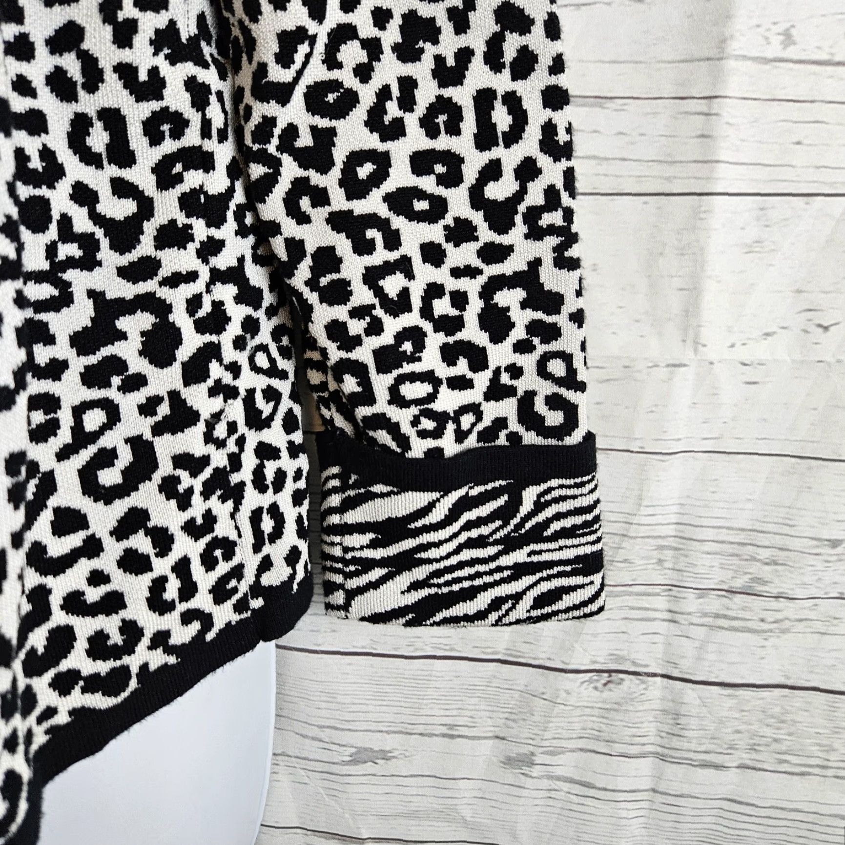 Vintage Chico's Womens Sweater Jacket Size M Black White Animal Print Long Sleeve Cardigan Size M / US 6-8 / IT 42-44 - 3 Thumbnail