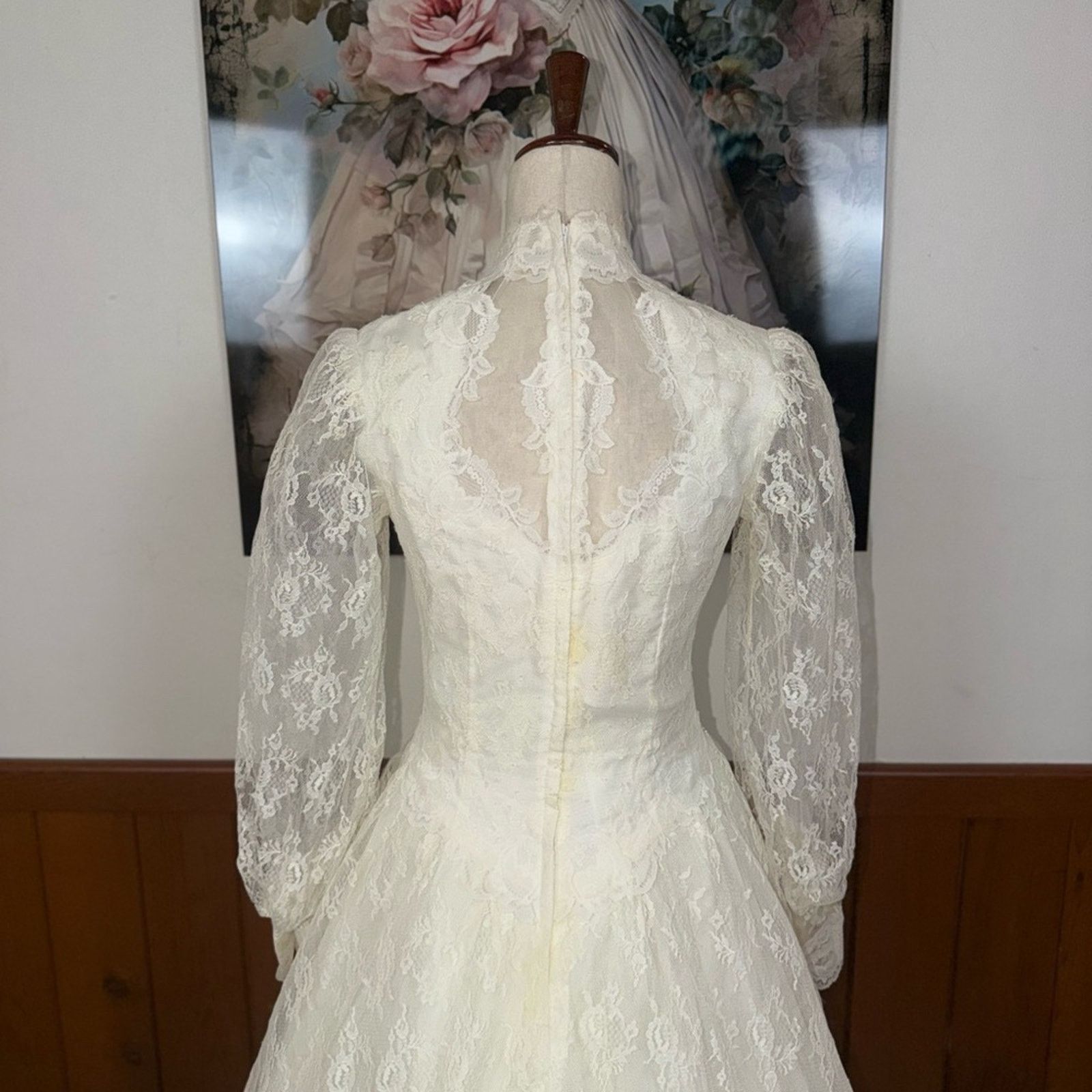 Vintage Fabulous Vintage 1970s High Neck Lace Wedding Gown Size L / US 10 / IT 46 - 7 Thumbnail