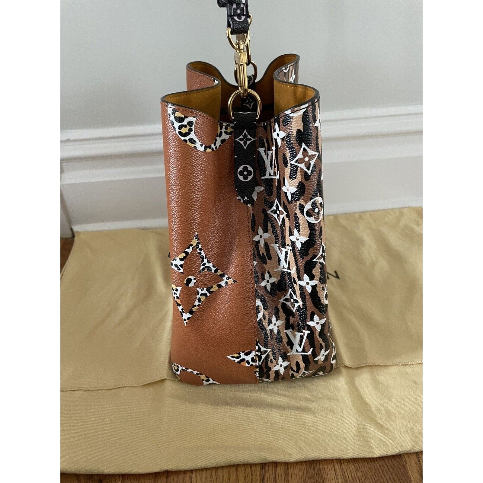 Louis Vuitton Louis Vuitton Jungle Monogram Giant NeoNoe MM Bucket Bag Size ONE SIZE - 4 Thumbnail