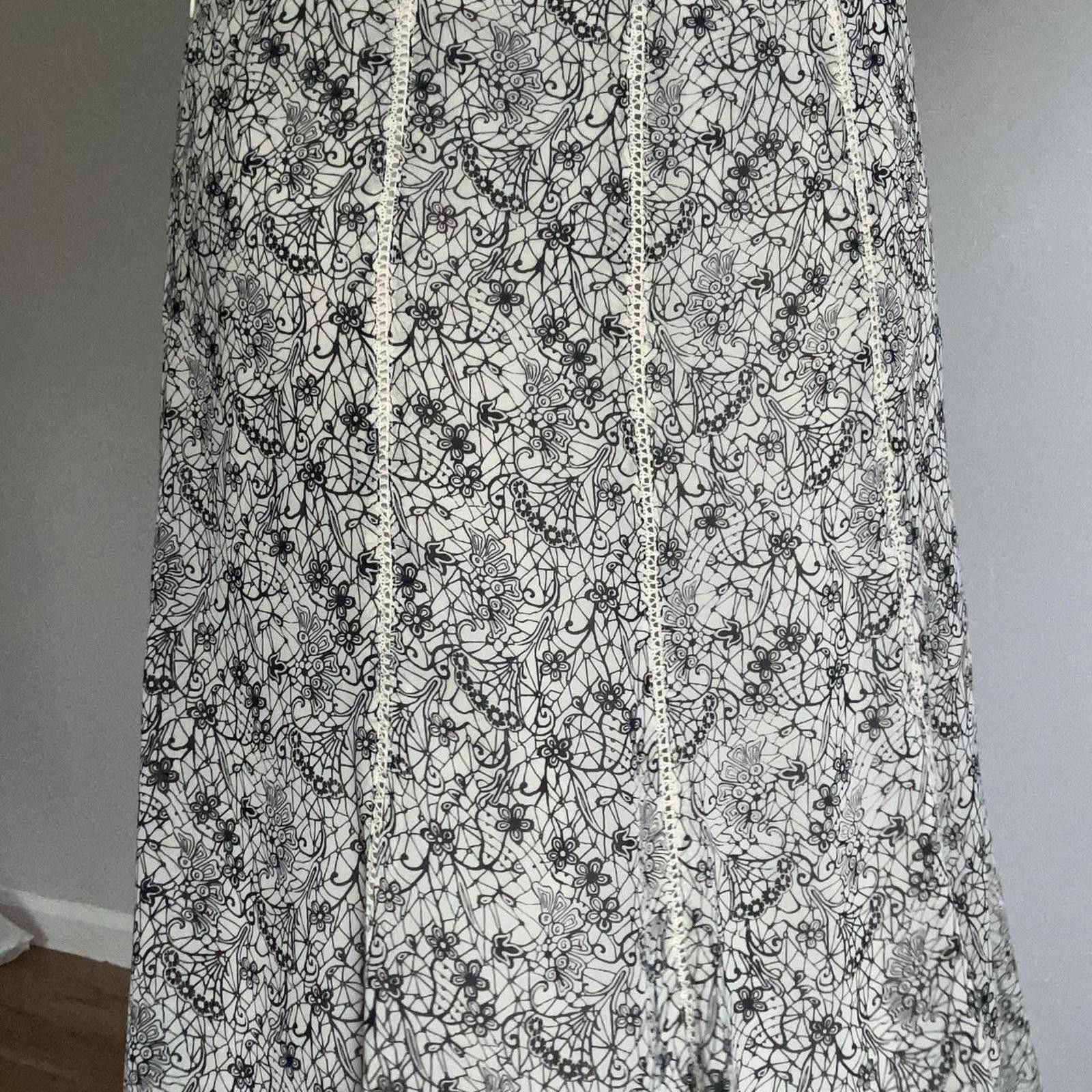 Jones New York Black and white floral midi skirt #floral #midi Size 32" / US 10 / IT 46 - 4 Thumbnail