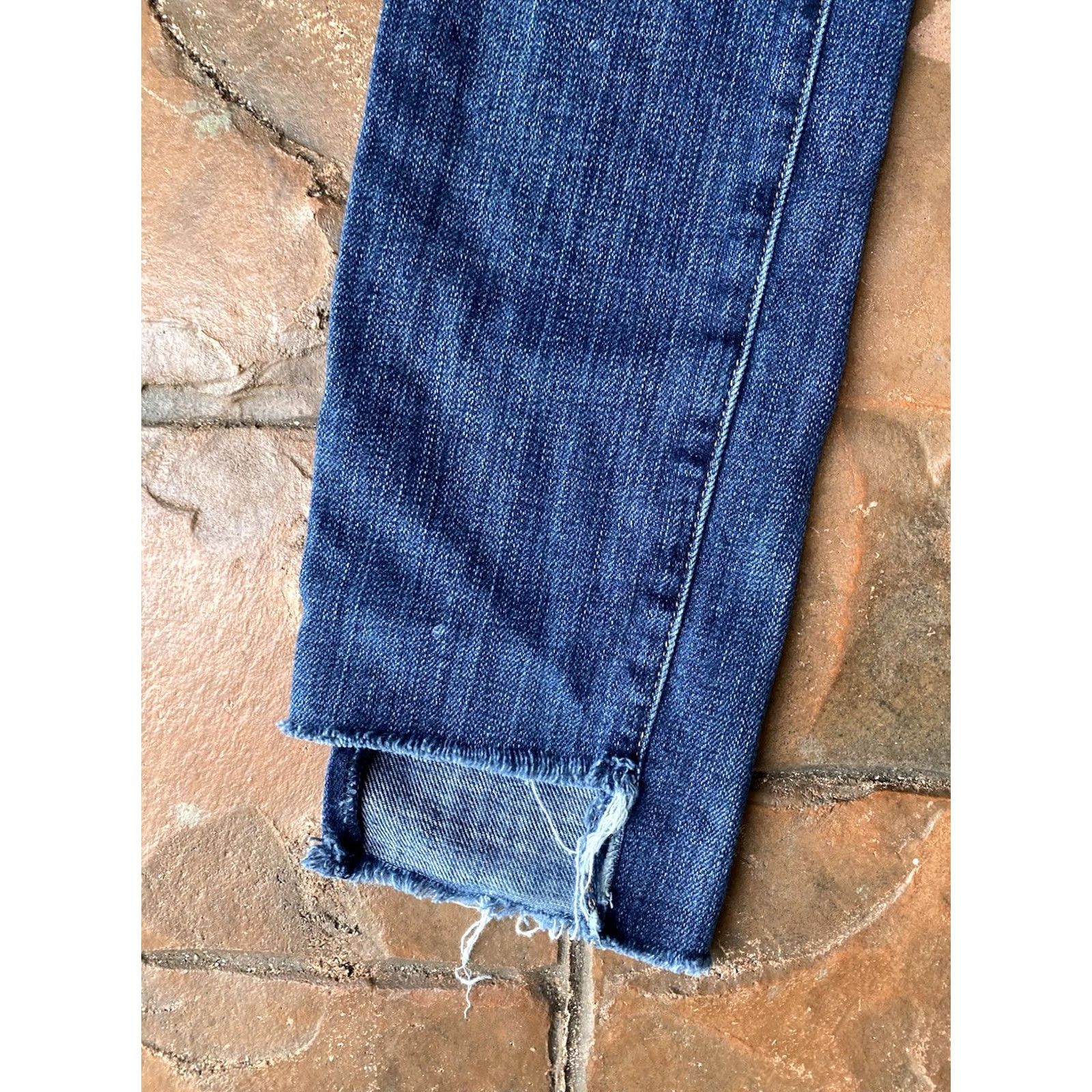 Vintage Current/Elliott Skinny Jeans Womens 24 Blue Distressed Low Rise 5-Pocket Denim Slim 28 Inseam Medium Wash Size 42" / US 20 - 4 Thumbnail