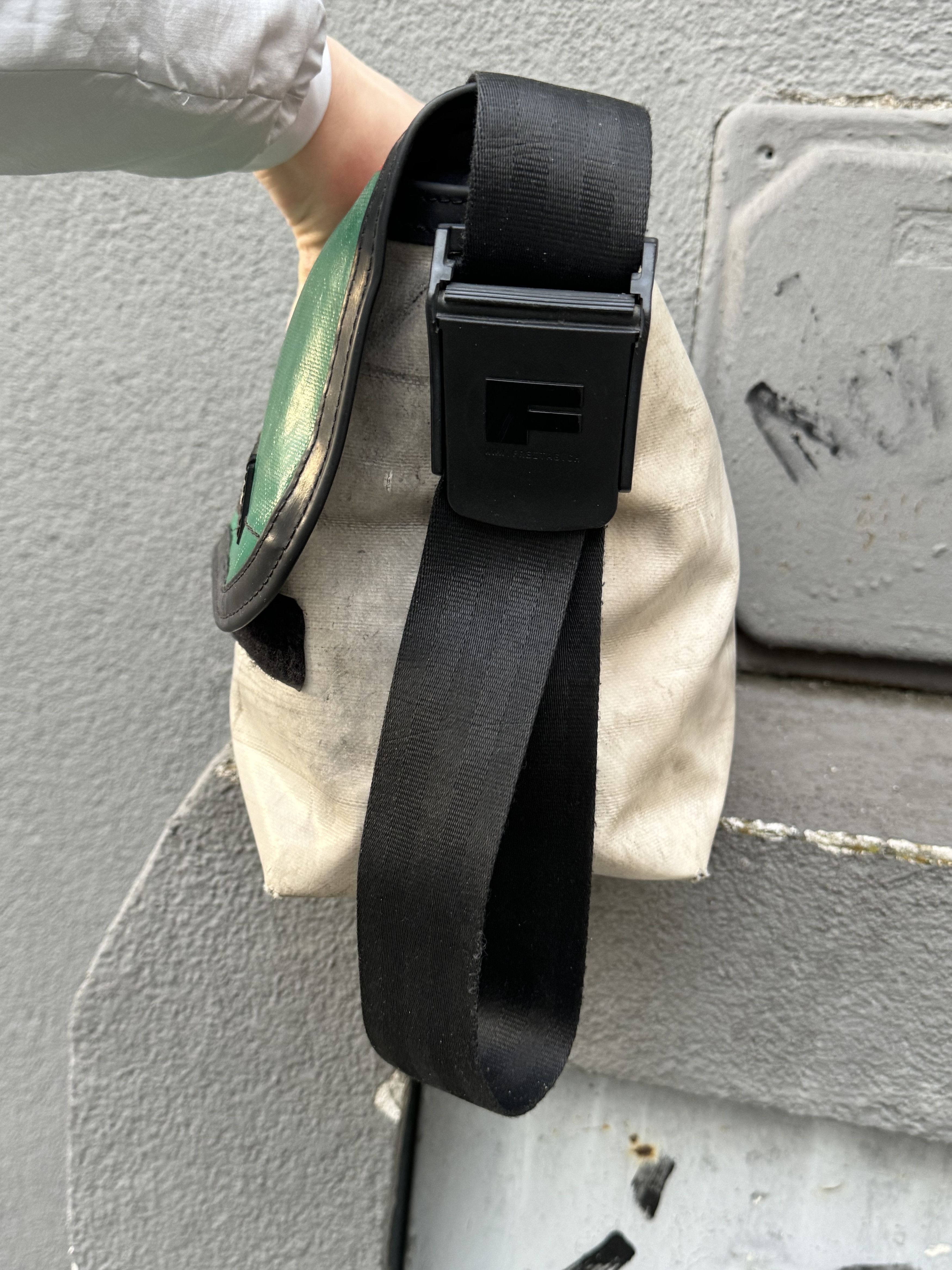 Freitag × Japanese Brand × Vintage FREITAG F42 6 Webstripe Messenger Shoulder Bag Red Green Size ONE SIZE - 4 Thumbnail