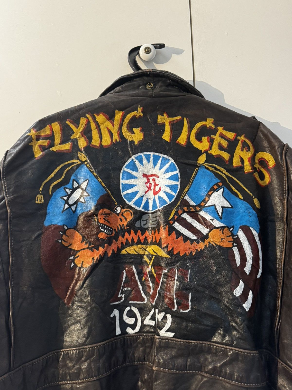 Vintage 1/1 Vintage Hand Painted Flying Tigers Leather Bomber Jacket Size US XL / EU 56 / 4 - 3 Thumbnail