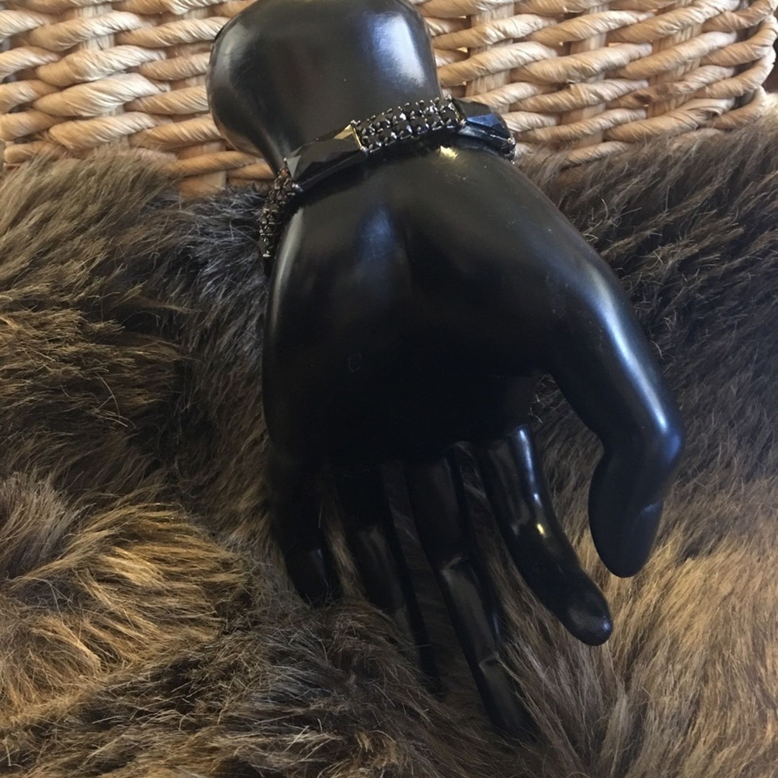 Jewelry Liz Claiborne black glass stone stretch bracelet Size ONE SIZE - 4 Thumbnail