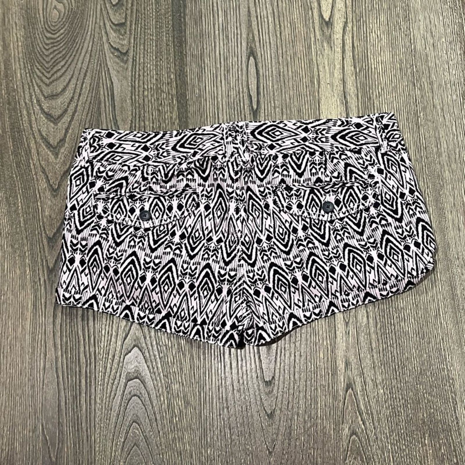 American Eagle Outfitters American Eagle Outfitters Womens Aztec Shorts Low Rise 10 Size 32" / US 10 / IT 46 - 6 Thumbnail