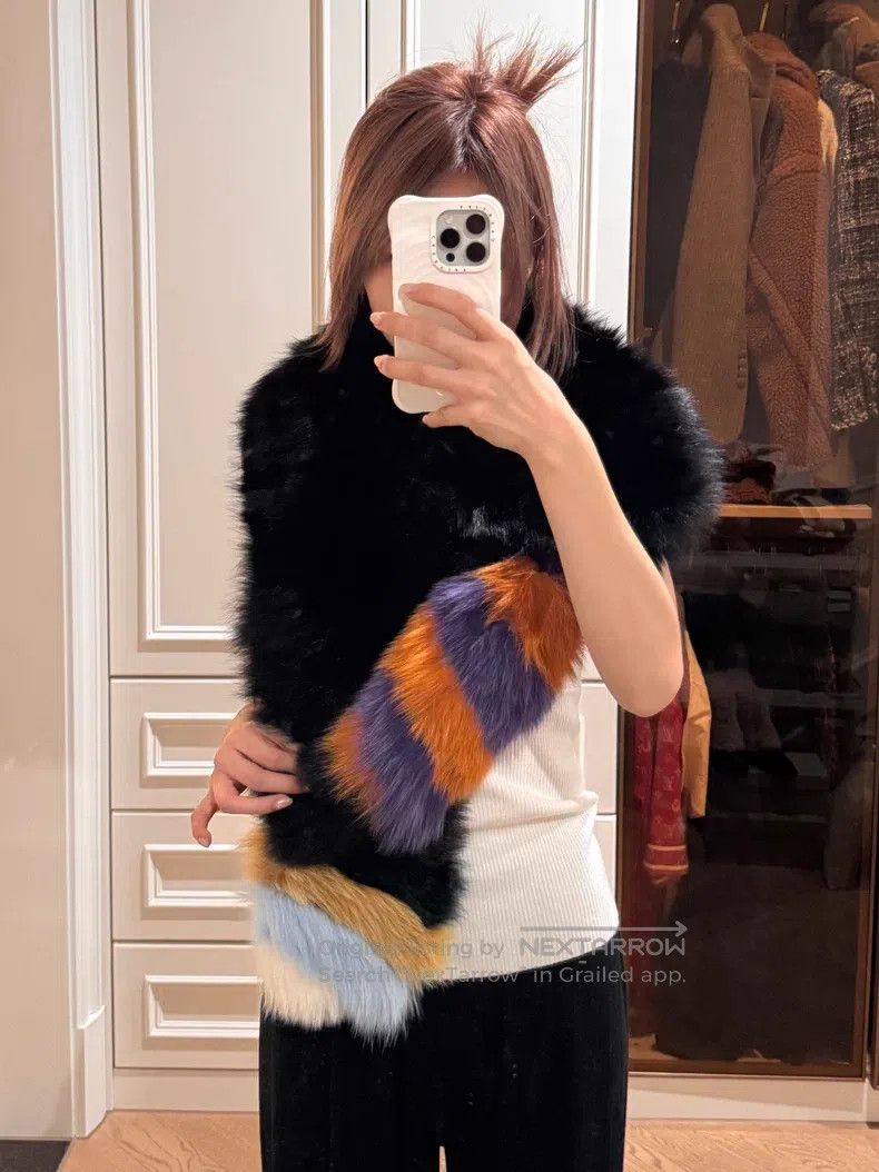 Fendi Fendi size 16x140cm Black Patchwork Fox Fur Shawl Size ONE SIZE - 5 Thumbnail