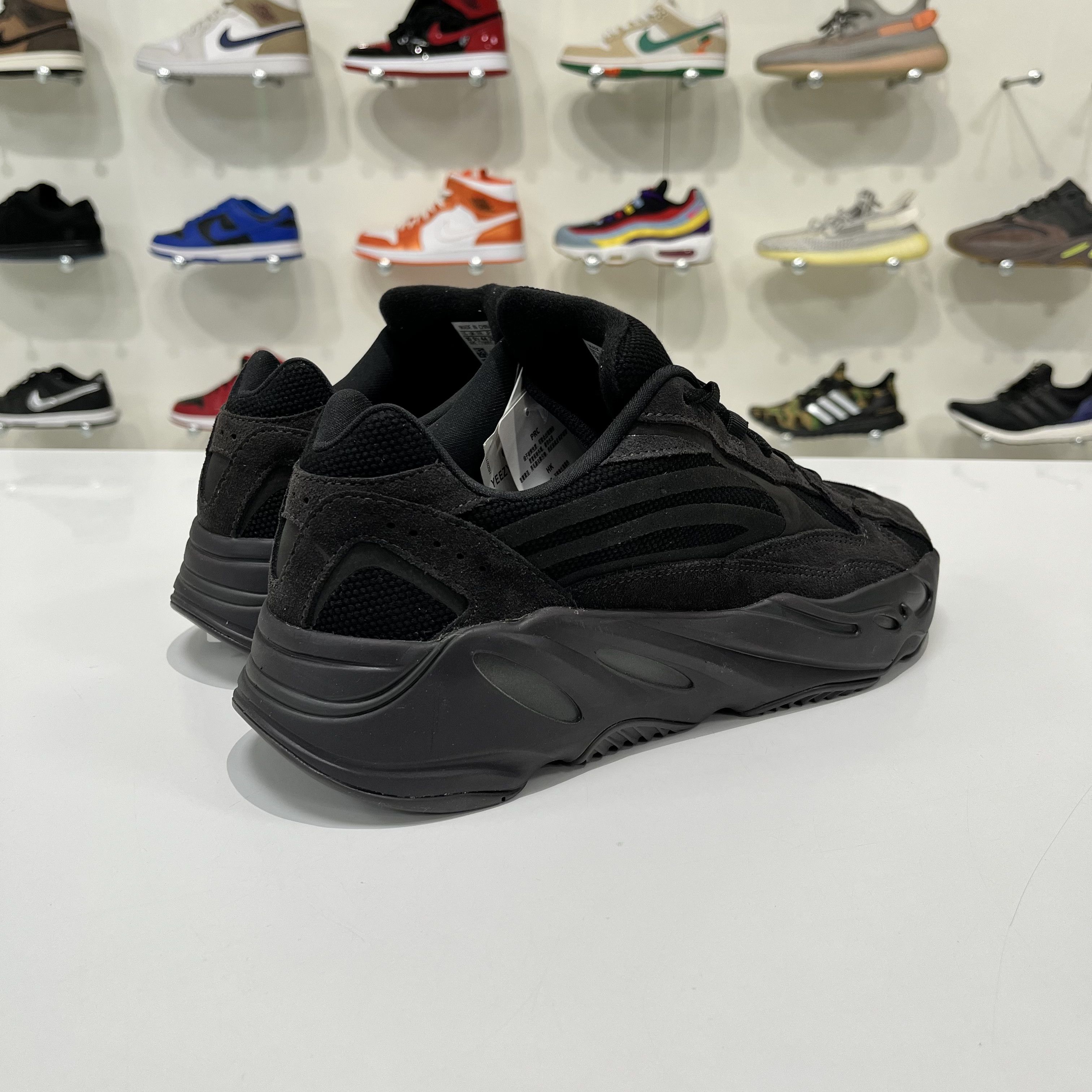 Adidas Adidas Yeezy Boost 700 V2 Vanta Size US 10 / EU 43 - 6 Thumbnail