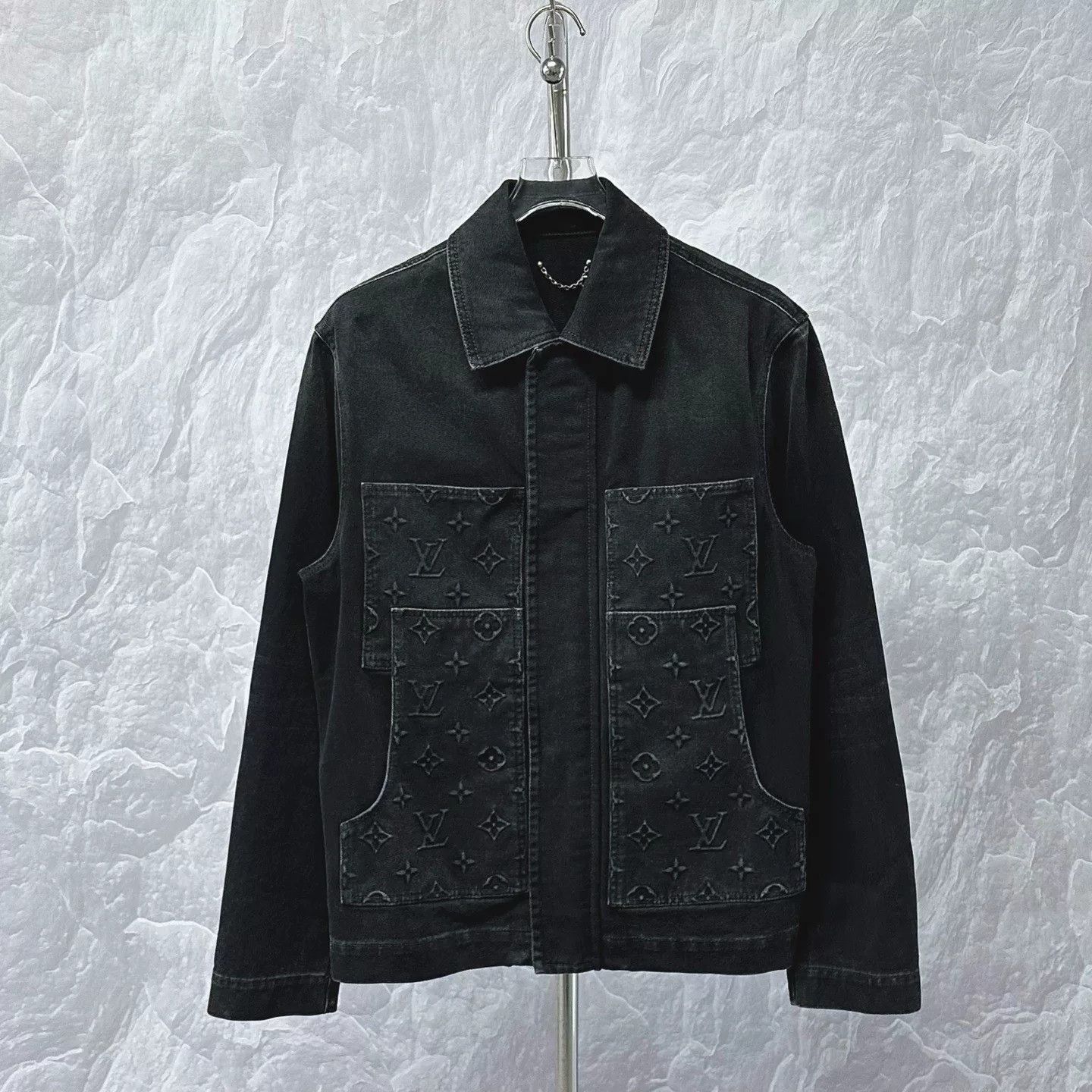 Louis Vuitton louis vuitton fw24 embossed denim jacket Size US L / EU 52-54 / 3 - 1 Thumbnail