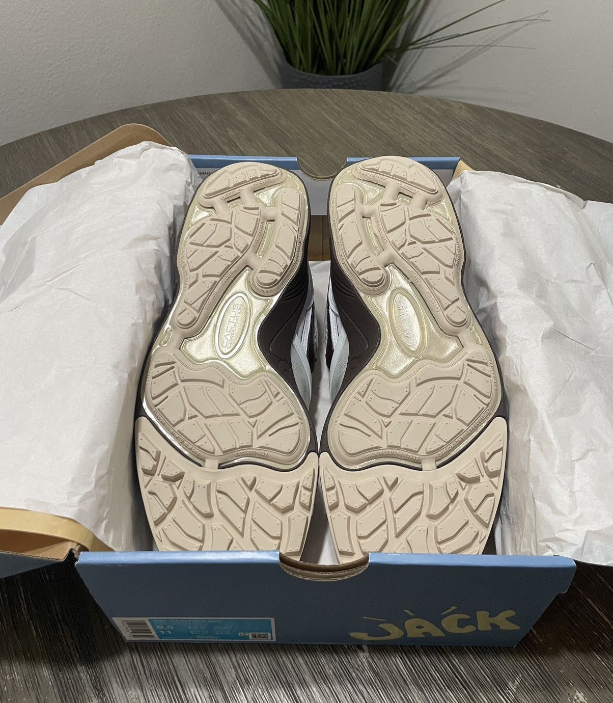 Nike × Travis Scott Size 9.5 Nike Travis Scott x Zoom Field Jaxx Light Chocolate Size US 9.5 / EU 42-43 - 5 Thumbnail