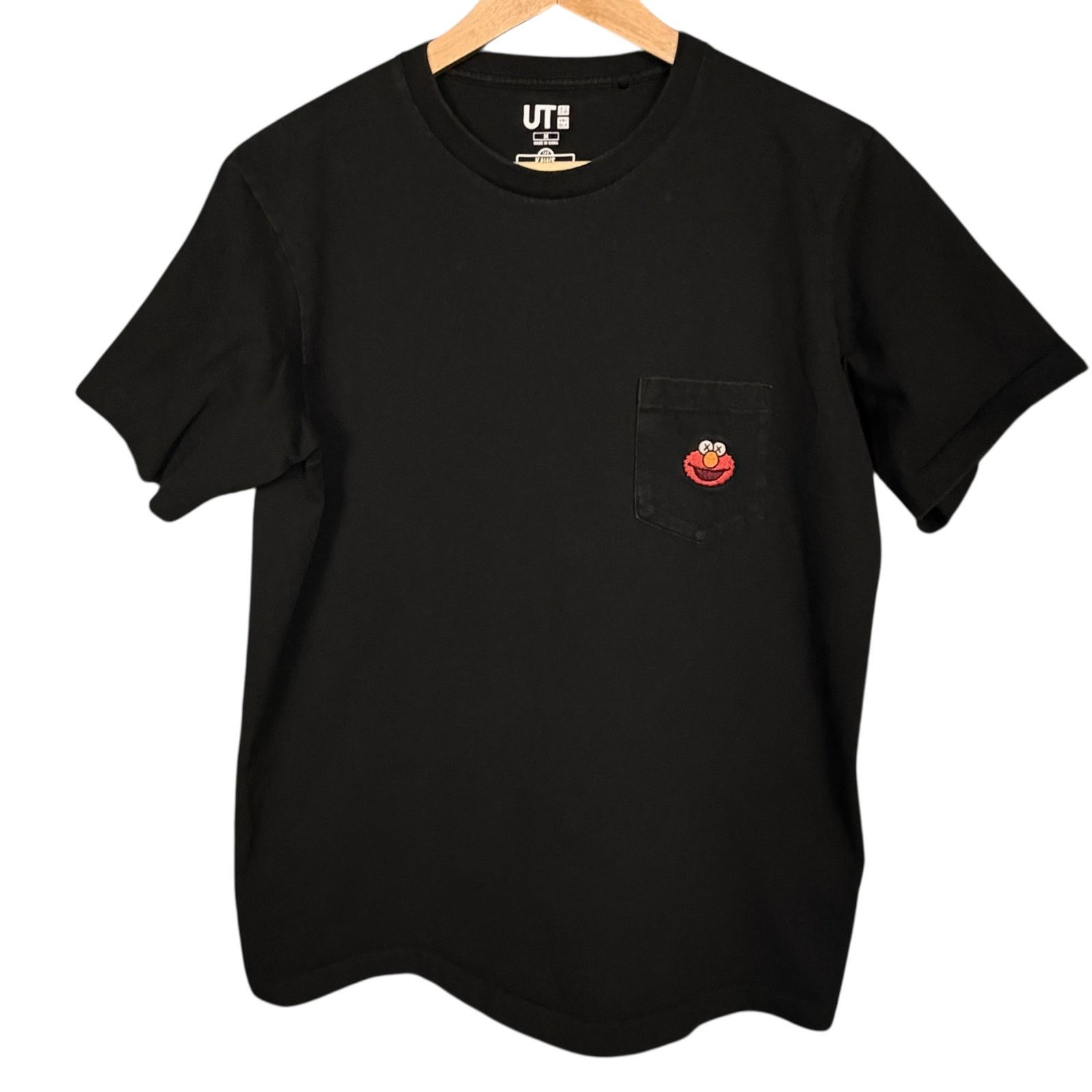 Uniqlo Uniqlo x KAWS x Sesame Street Elmo Men’s Black Pocket Tee M Size US M / EU 48-50 / 2 - 2 Thumbnail