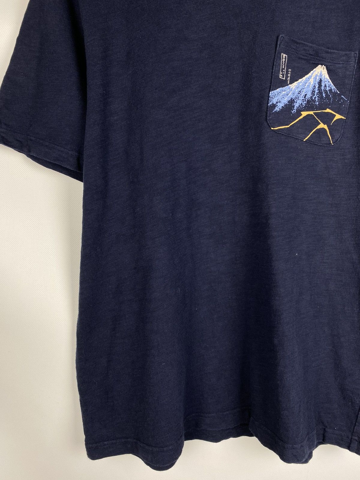 Uniqlo Uniqlo Hokusai Blue Japanese Art men’s t shirt size L Size US L / EU 52-54 / 3 - 7 Thumbnail