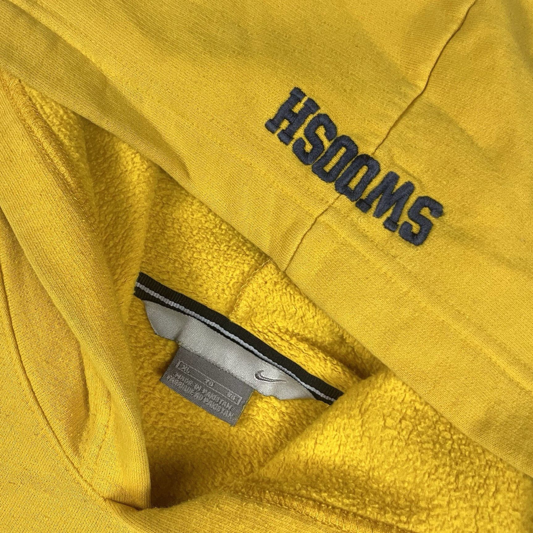 Nike VINTAGE Nike Hoodie Adult XL Yellow Embroidered Swoosh 90s Sweatshirt Pullover Mens Size US XL / EU 56 / 4 - 5 Thumbnail