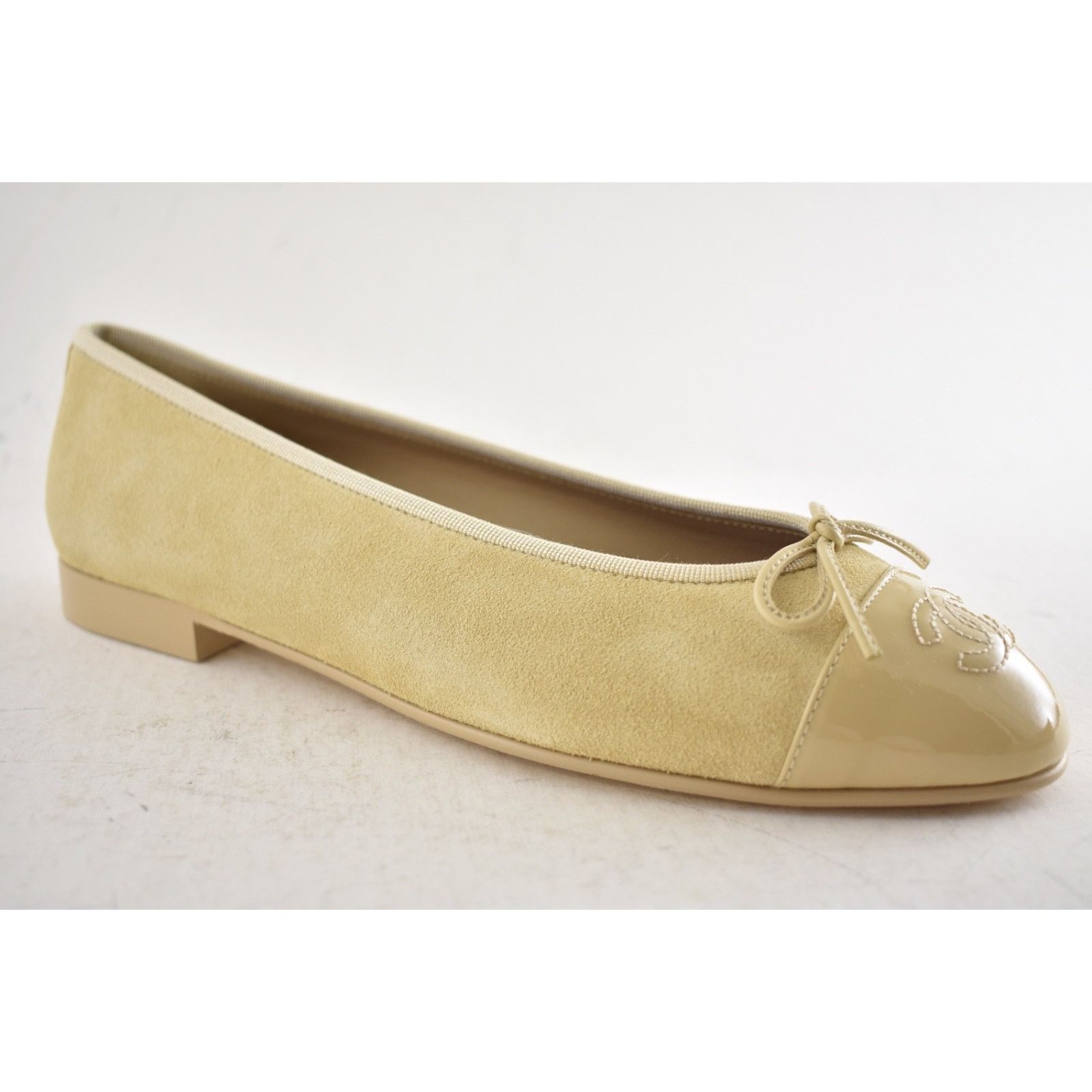 Chanel Chanel 26A Beige Suede Patent CC Bow Ballet Flat 39 Size US 9 / IT 39 - 3 Thumbnail