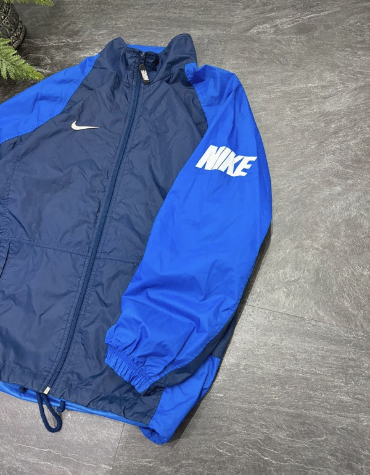 Nike 90s Nike Vintage Nylon Big Swoosh Logo Retro Jacket Rare Size US L / EU 52-54 / 3 - 5 Thumbnail