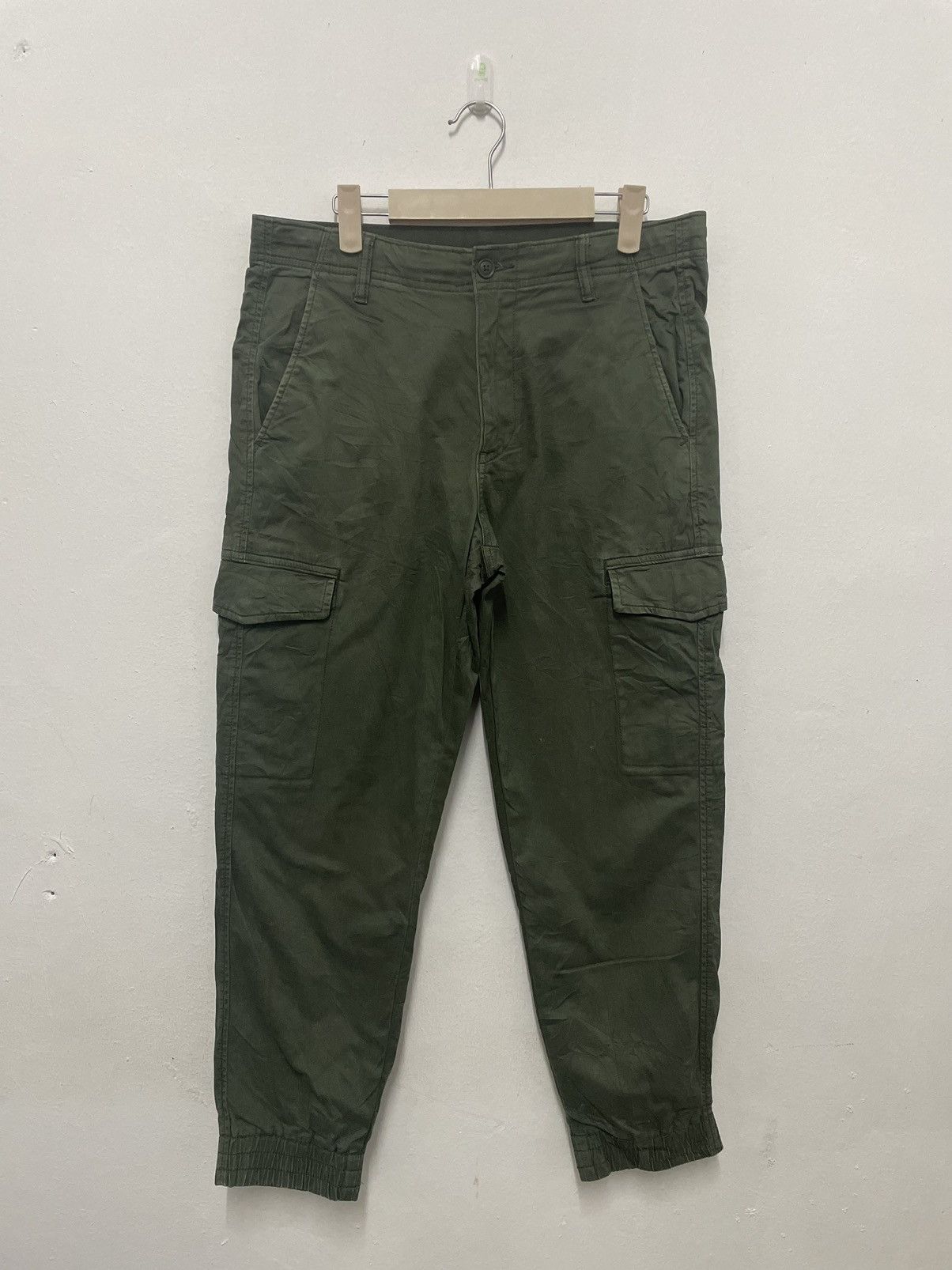 image of Uniqlo Cargo Pants Simple Style in Green, Men's (Size 31)