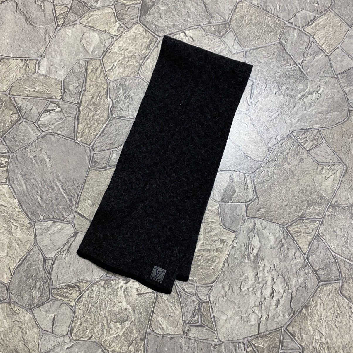 Louis Vuitton Louis Vuitton Scarf LV Logo Gray and Black Wool Size ONE SIZE - 1 Thumbnail