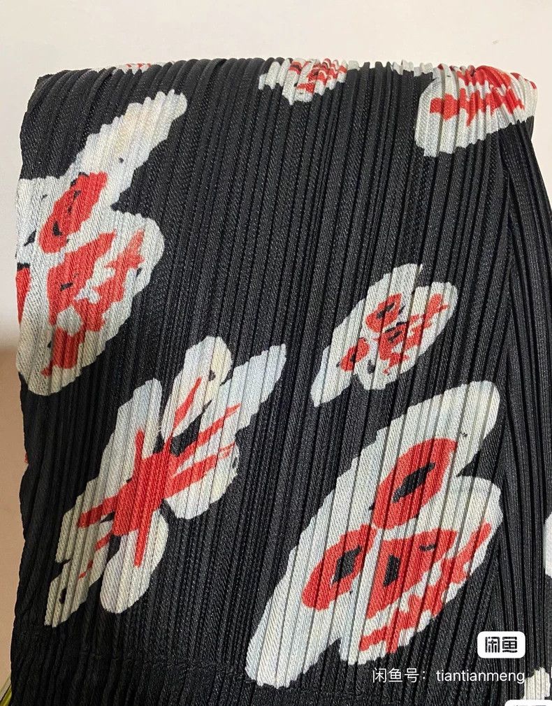Other Issey Miyake size:5 Red and white printed black shorts Size 31" - 4 Thumbnail
