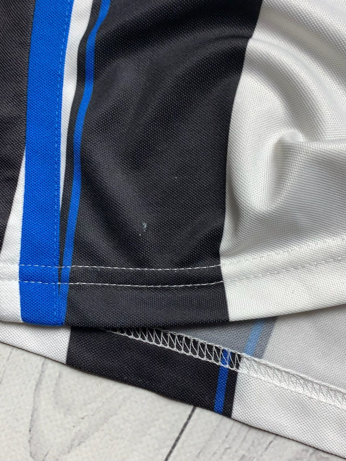 Vintage Vintage New Castle United puma striped jersey size M Size US M / EU 48-50 / 2 - 5 Thumbnail