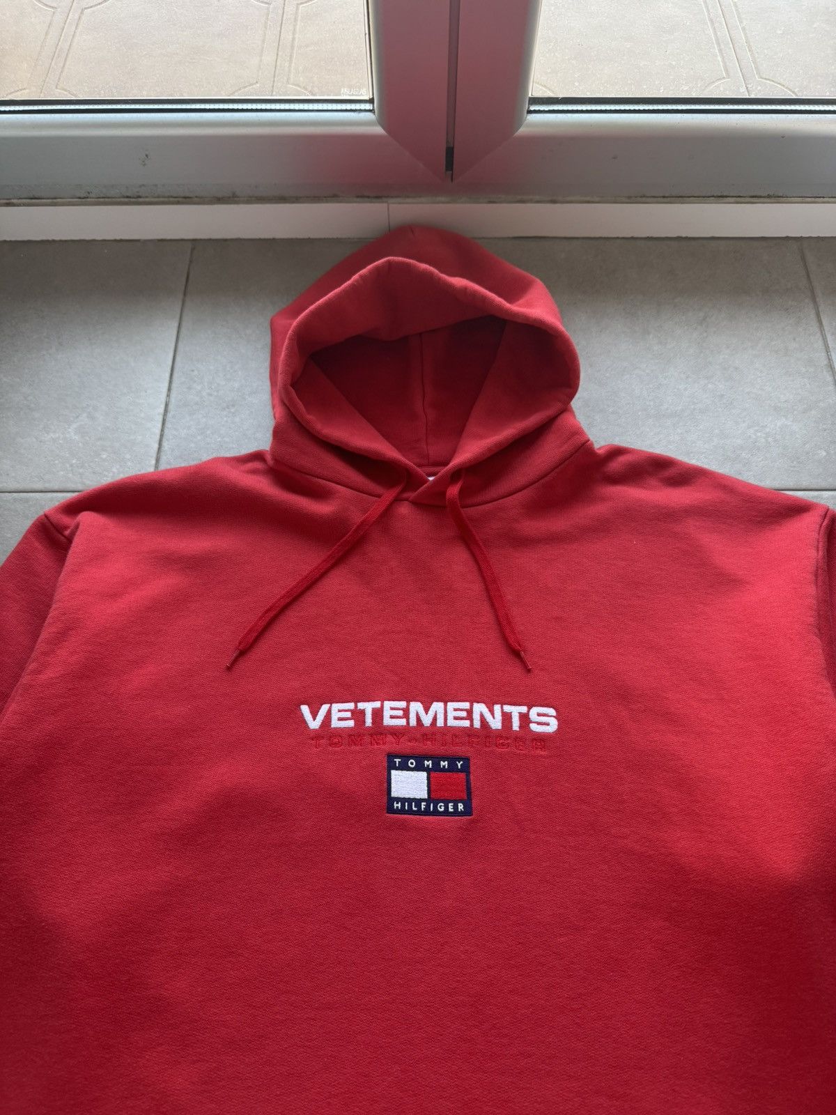 Tommy Hilfiger × Vetements Vetements X Tommy Hilfiger Red Oversize M Size Cotton Hoodie Pullover Sweatshirt Size US M / EU 48-50 / 2 - 5 Thumbnail