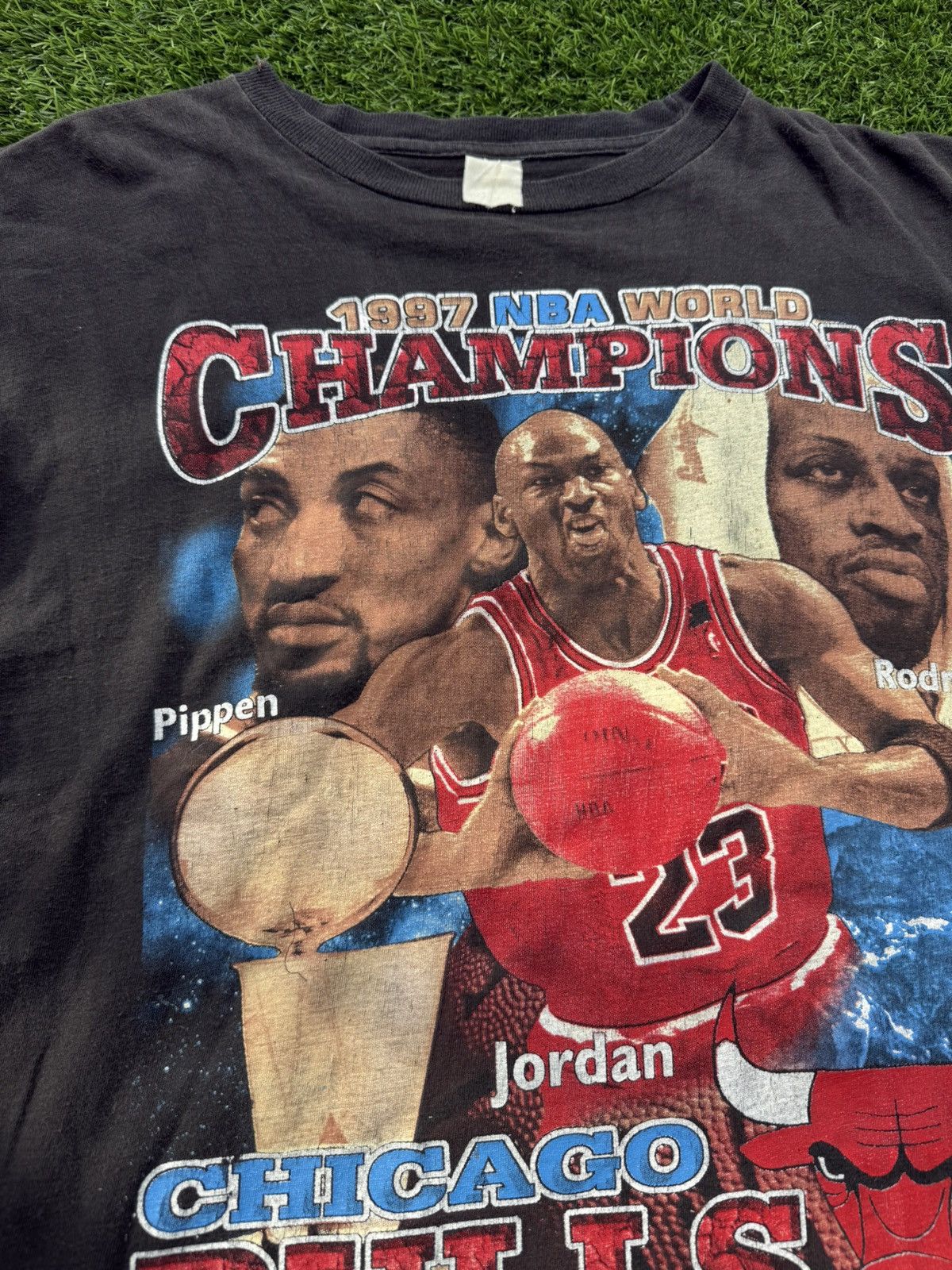 Vintage Vintage 1997 NBA World Champions Chicago Bulls Rap Tee Size US XL / EU 56 / 4 - 16 Thumbnail