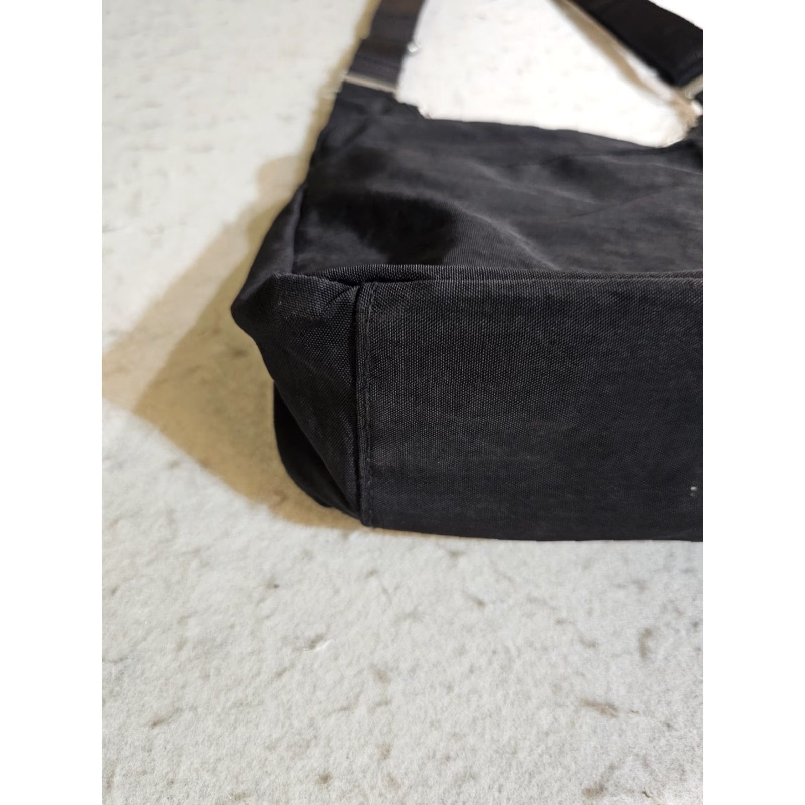 Vintage baggallini Signature Black Nylon Criss Cross Multi Pocket Crossbody Bag Purse Size ONE SIZE - 3 Thumbnail
