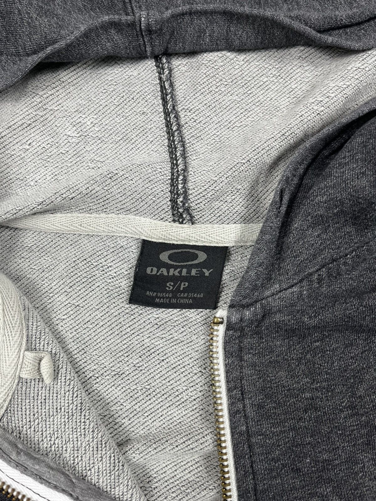 Vintage Vintage Y2K Oakley trashed zip hoodie outdoor style size S Size US S / EU 44-46 / 1 - 8 Thumbnail