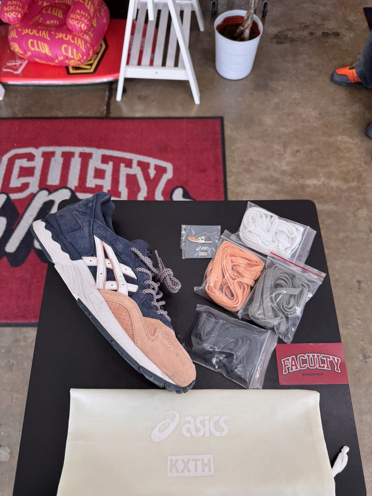 Asics × Kith ASICS Gel-Lyte V Kith Salmon Toe Size 10.5 (2021) Size US 10.5 / EU 43-44 - 12 Thumbnail