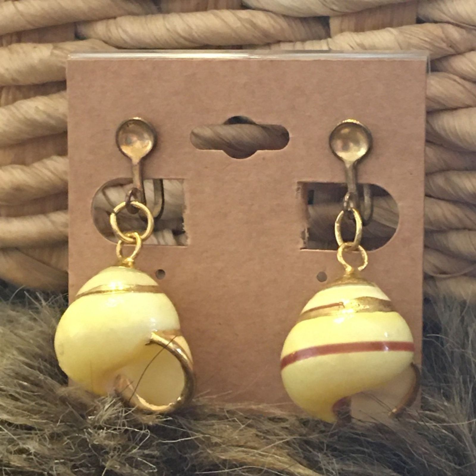 Vintage Vintage mid century moon snail shell earrings Size ONE SIZE - 1 Thumbnail