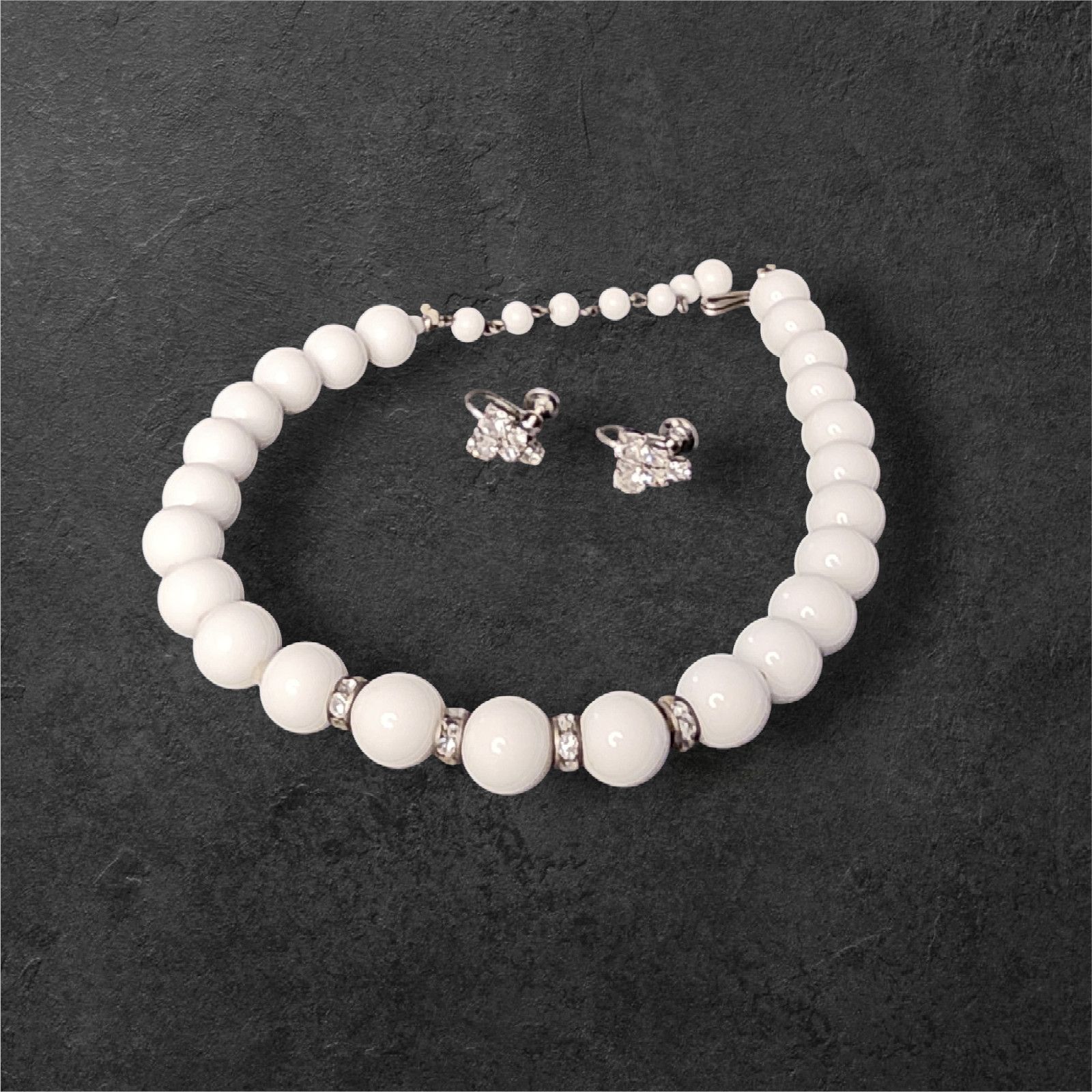 The Unbranded Brand Vintage White Jade & Crystal necklace & screw back earrings Size ONE SIZE - 1 Thumbnail