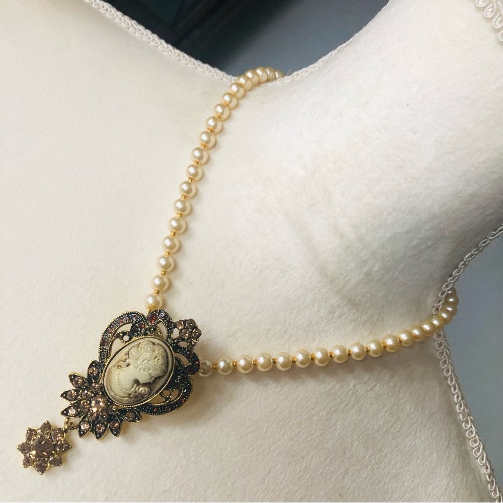 Handmade Handcrafted repurpose victorian lady cameo Pearl necklace Size ONE SIZE - 1 Thumbnail